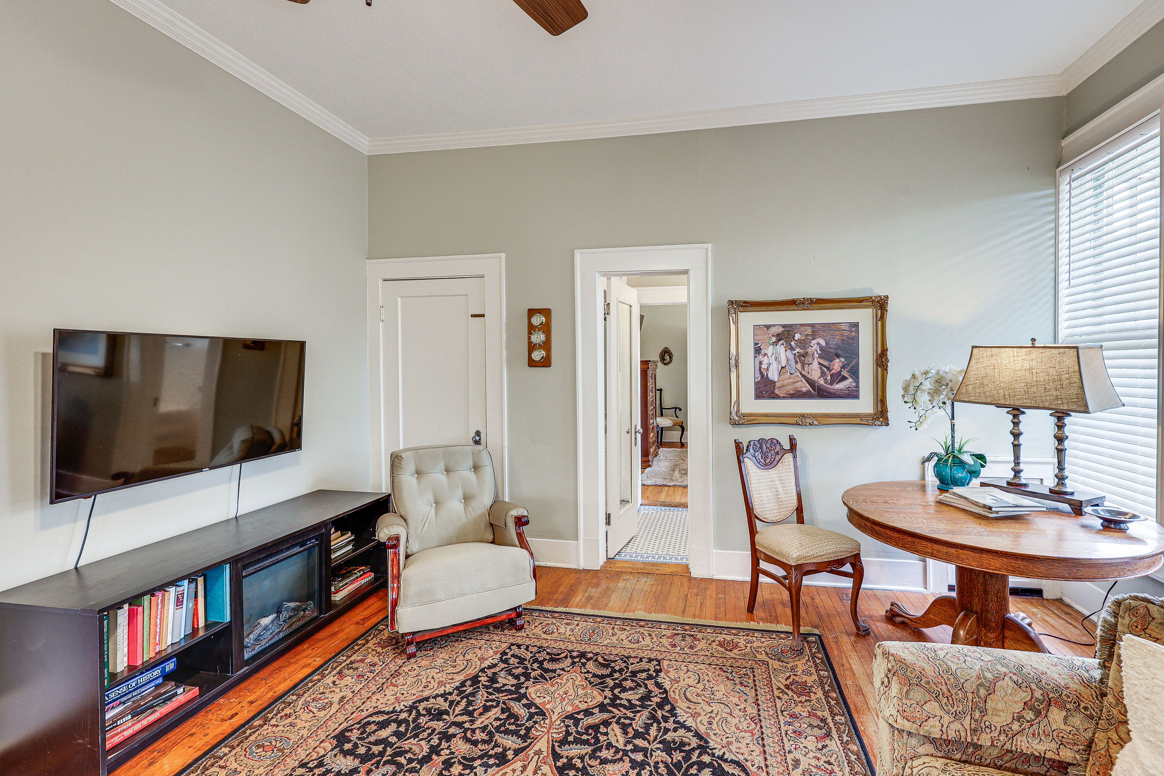 Living Room | Flat-Screen TV | Books | Free WiFi | 1st Floor