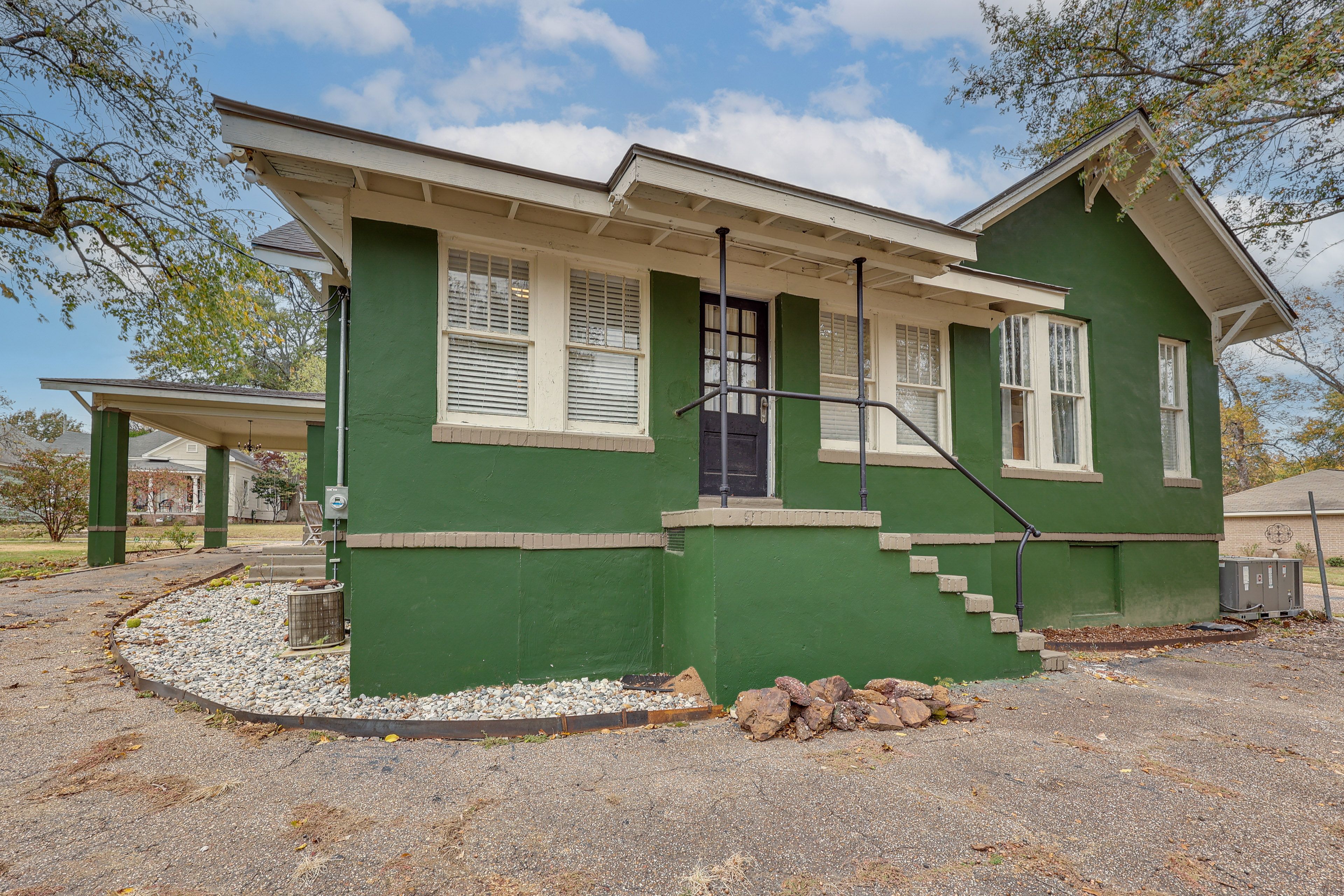 House Exterior | Driveway Parking