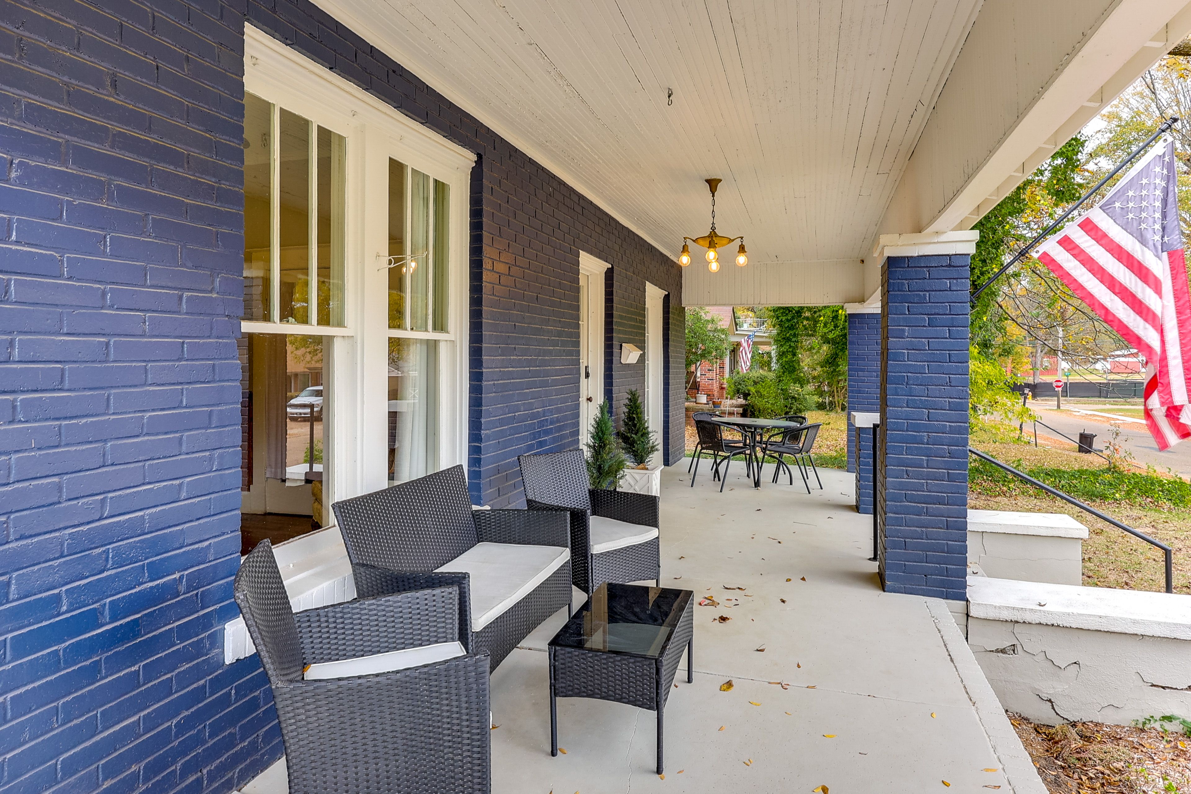 Front Porch | Dining Area