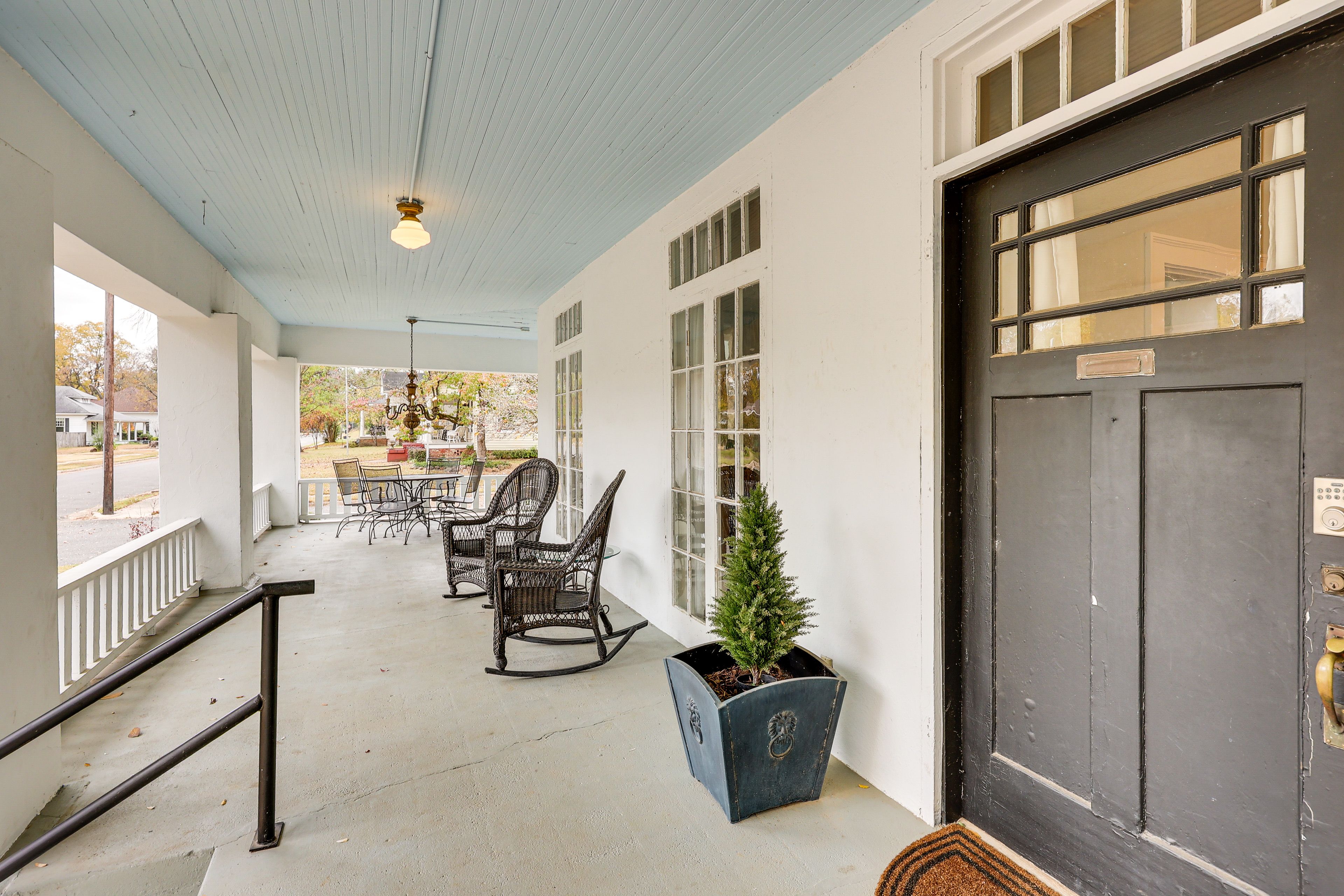 Front Porch | Outdoor Dining & Seating