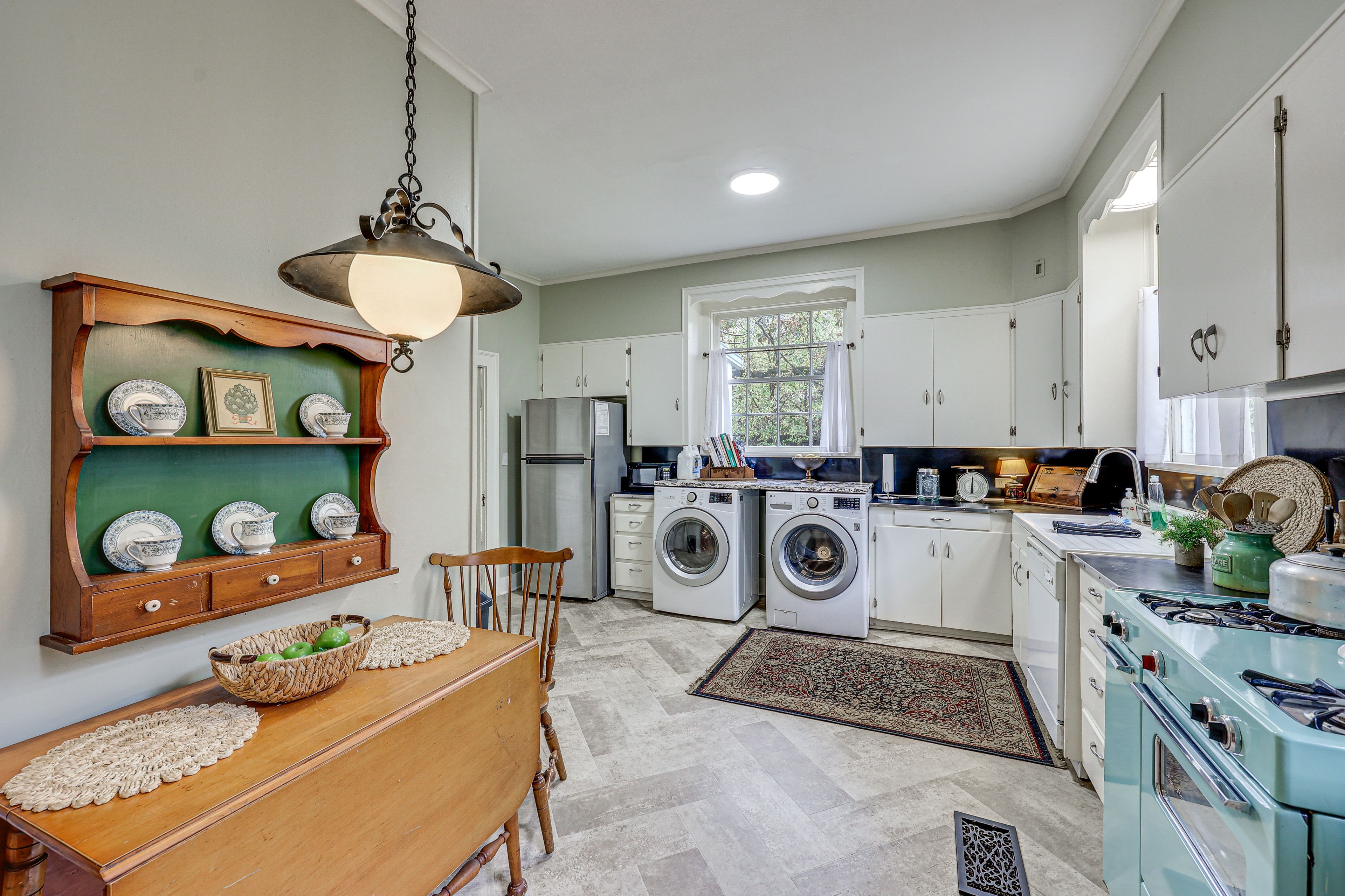 Kitchen | Dining Table | Washer/Dryer | 1st Floor