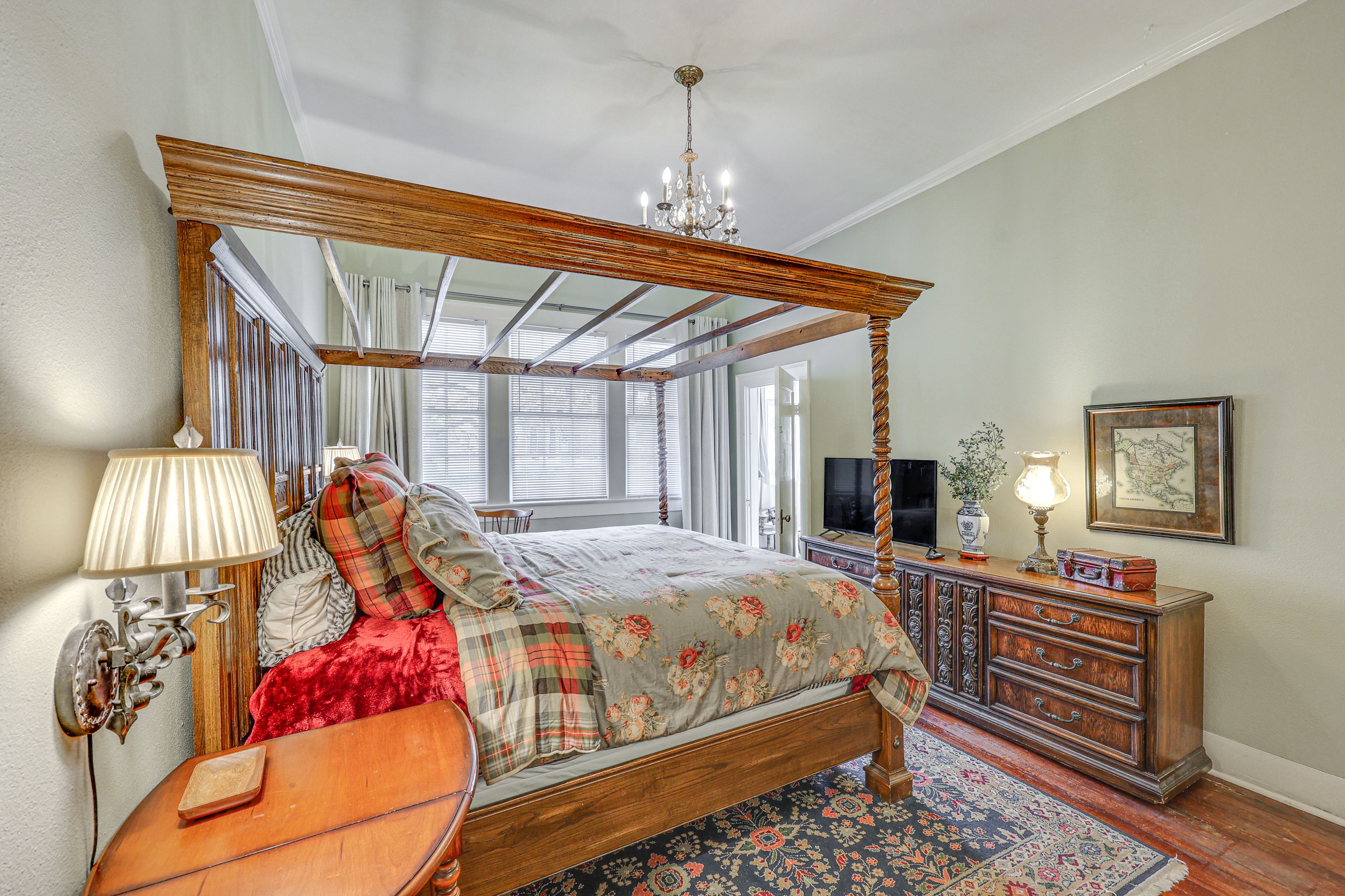 Bedroom 1 | King Bed | Smart TV | 1st Floor