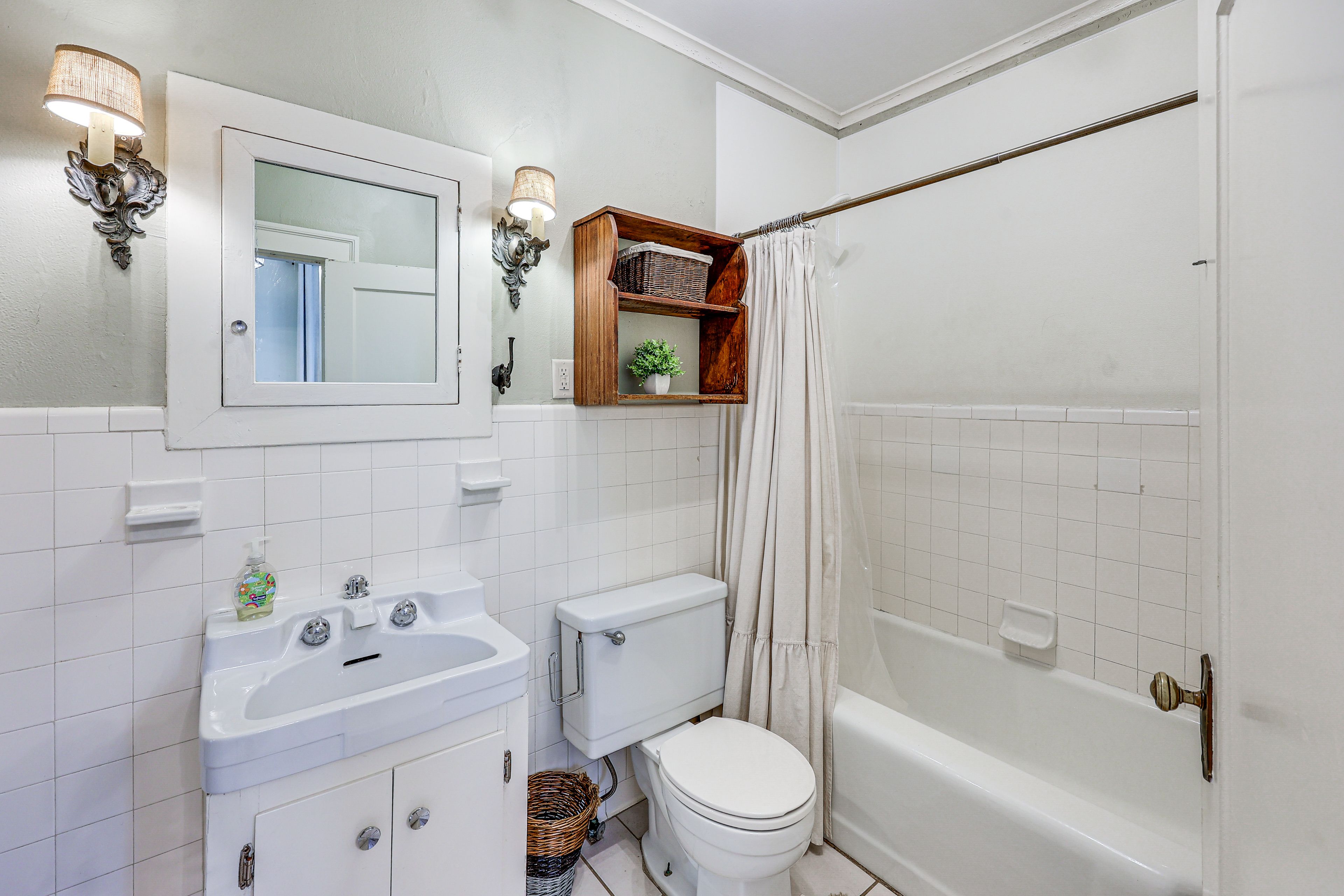 En-Suite Bathroom | 1st Floor