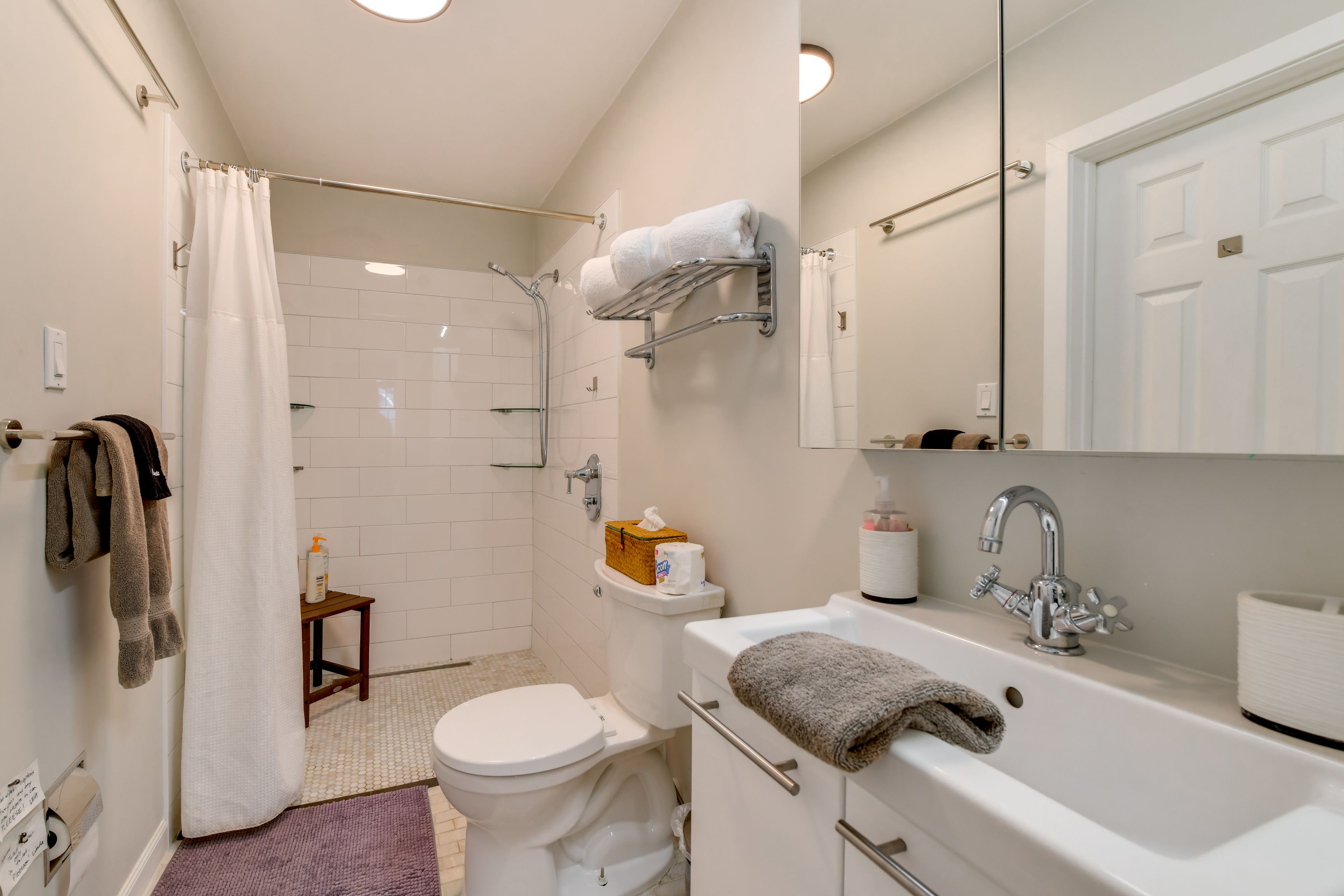 Full Bathroom | Towels Provided