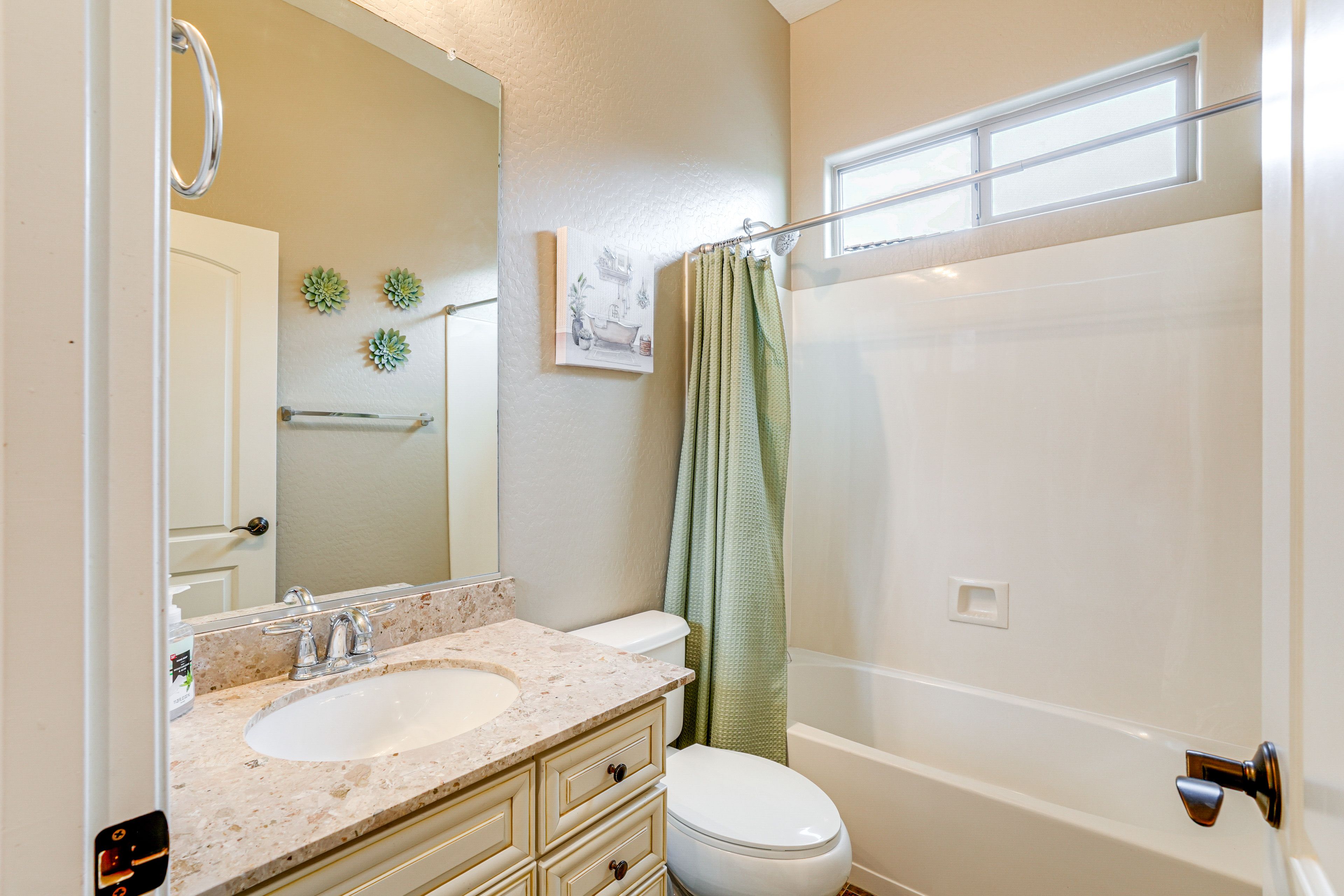 Full Bathroom | 1st Floor | Towels Provided