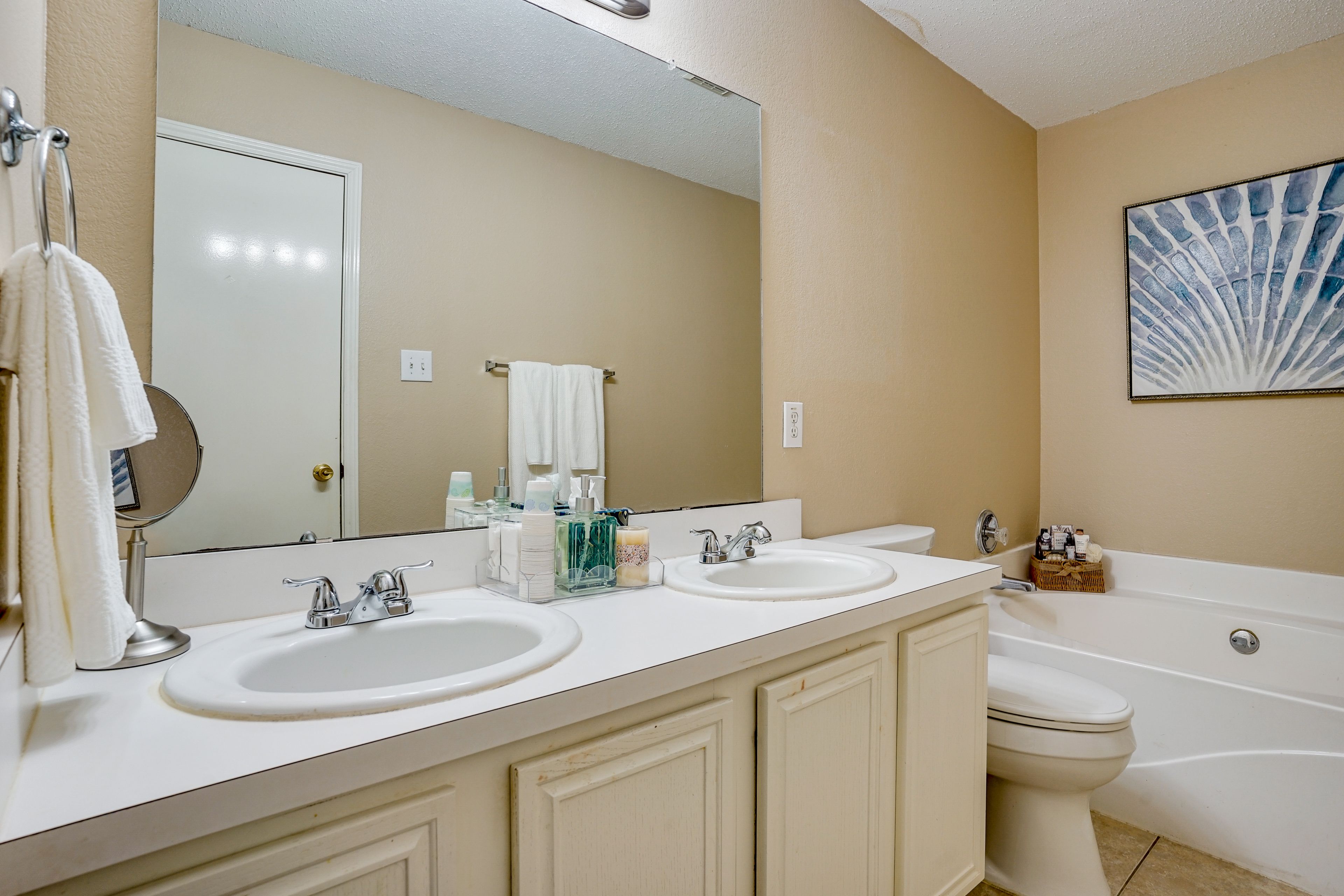 Full Bathroom | Towels Provided