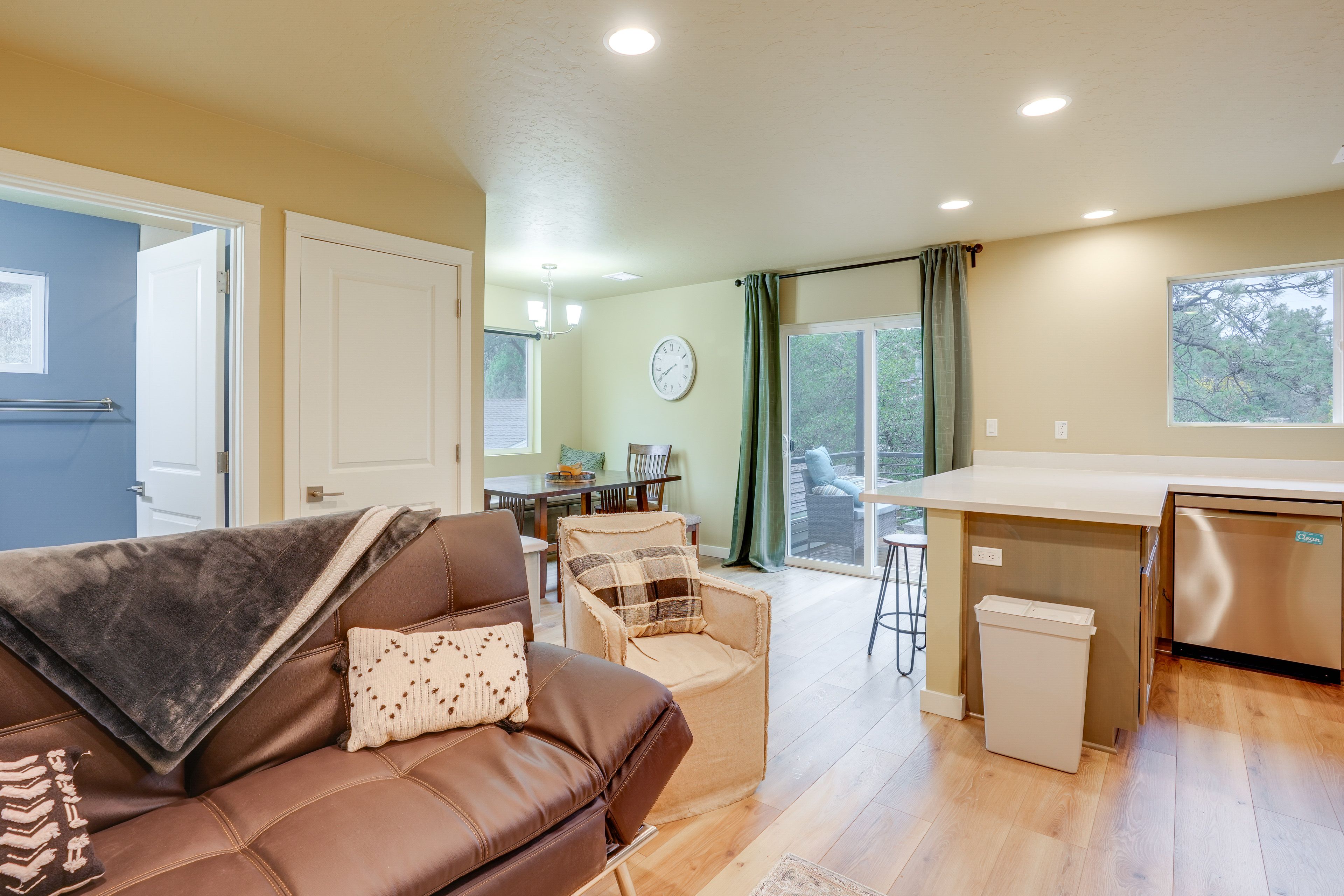 Living Room | Full Futon | Smart TV