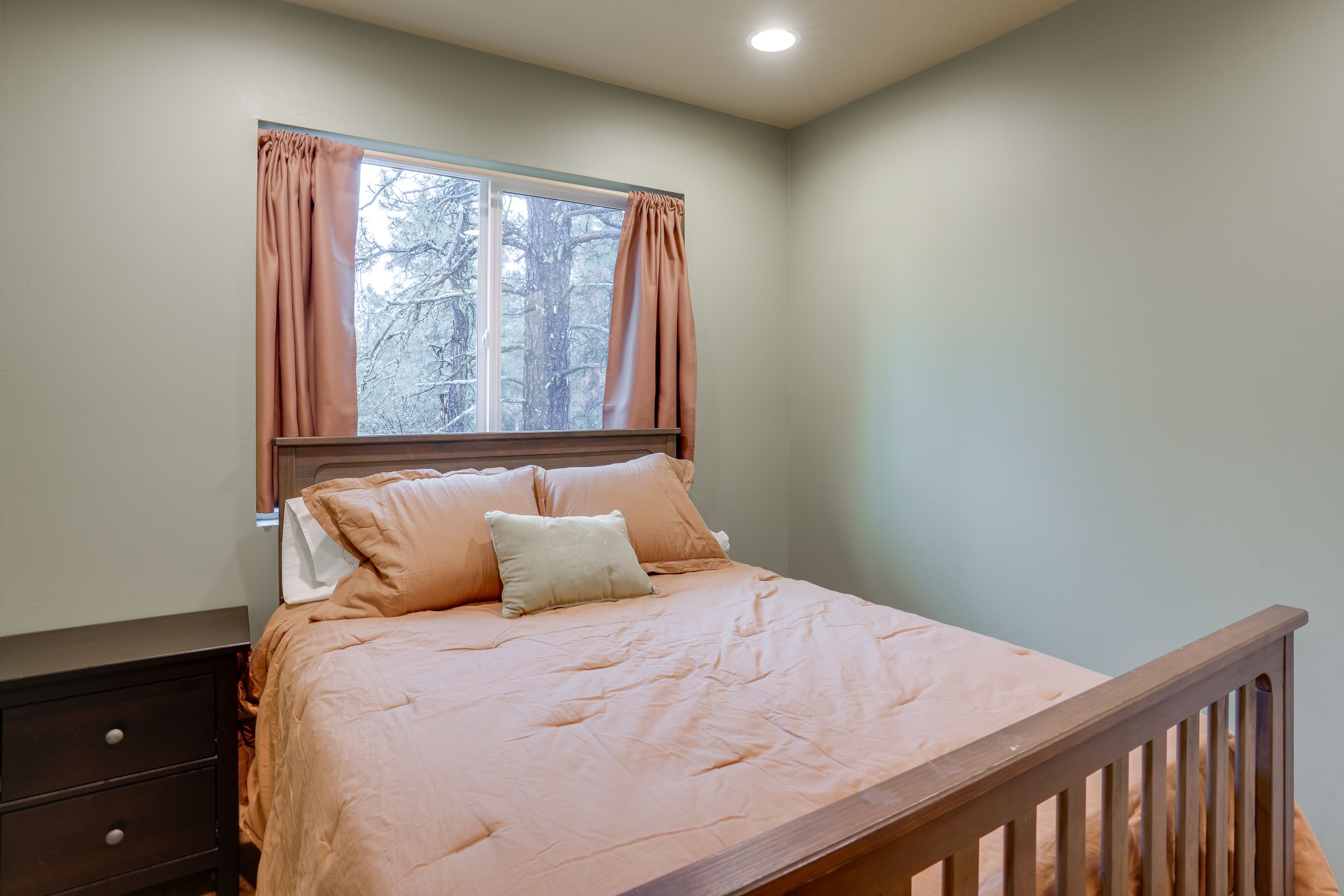 Bedroom 1 | Queen Bed