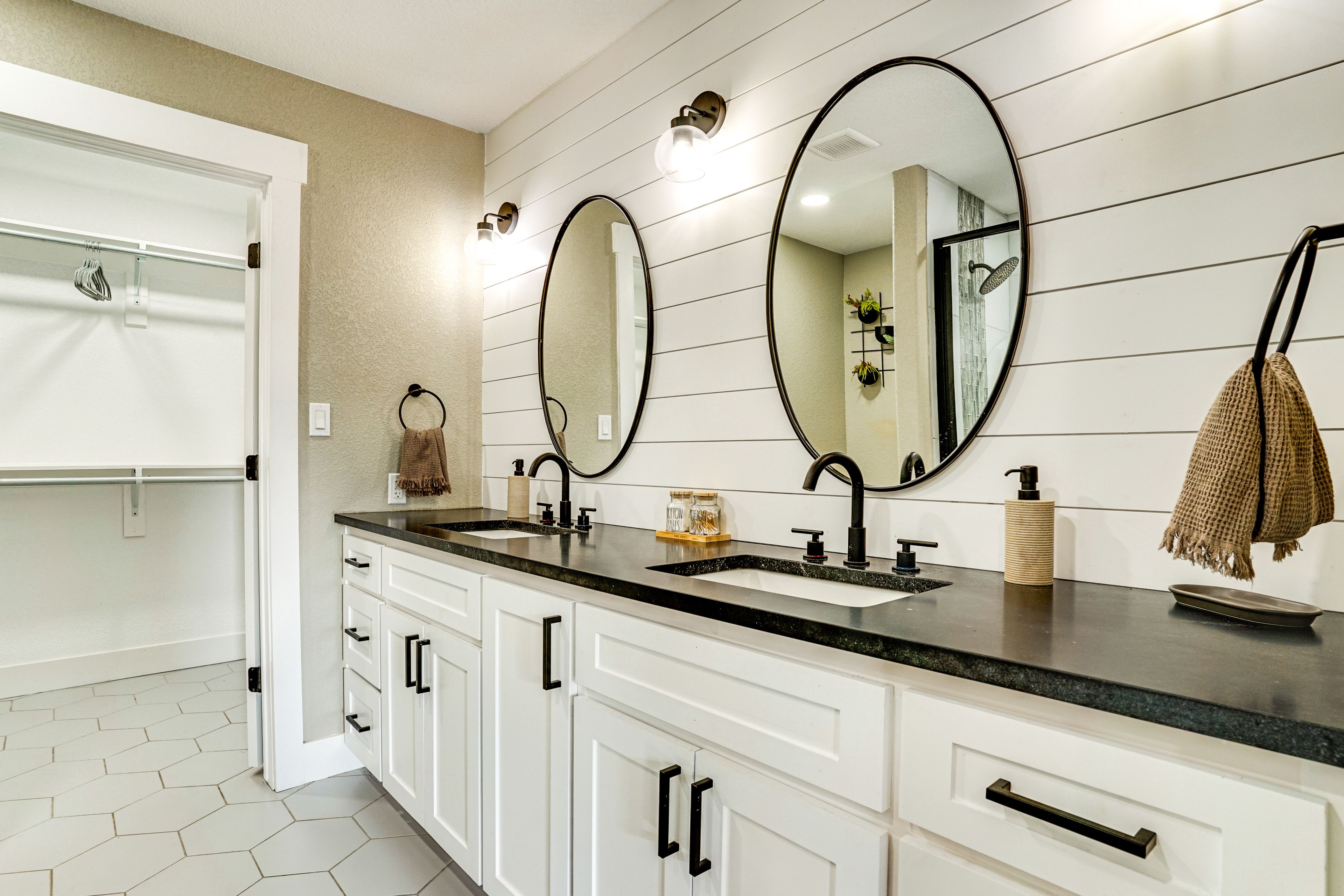 Full Bathroom | Towels Provided