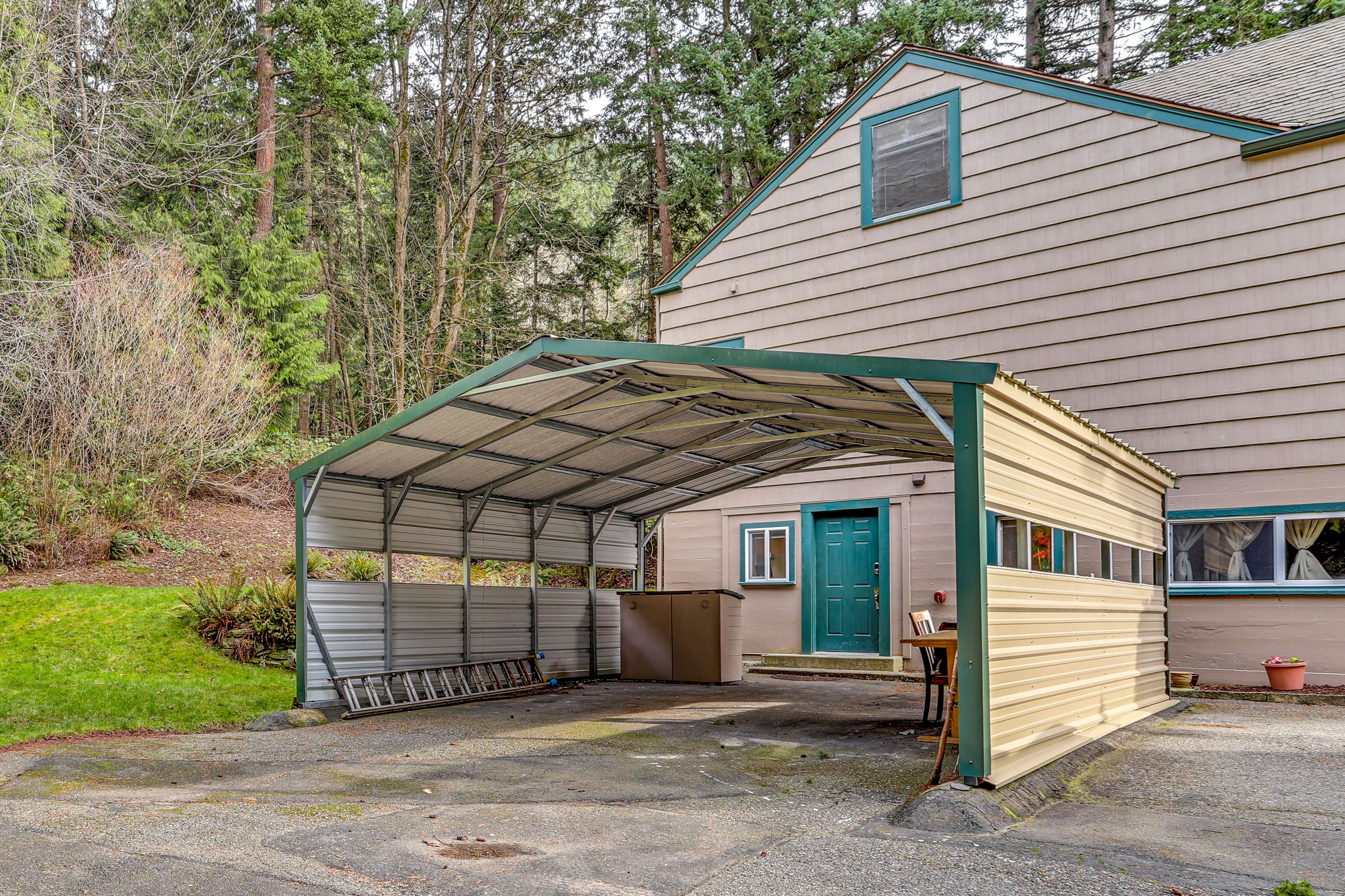 Private Carport | 2 Vehicles