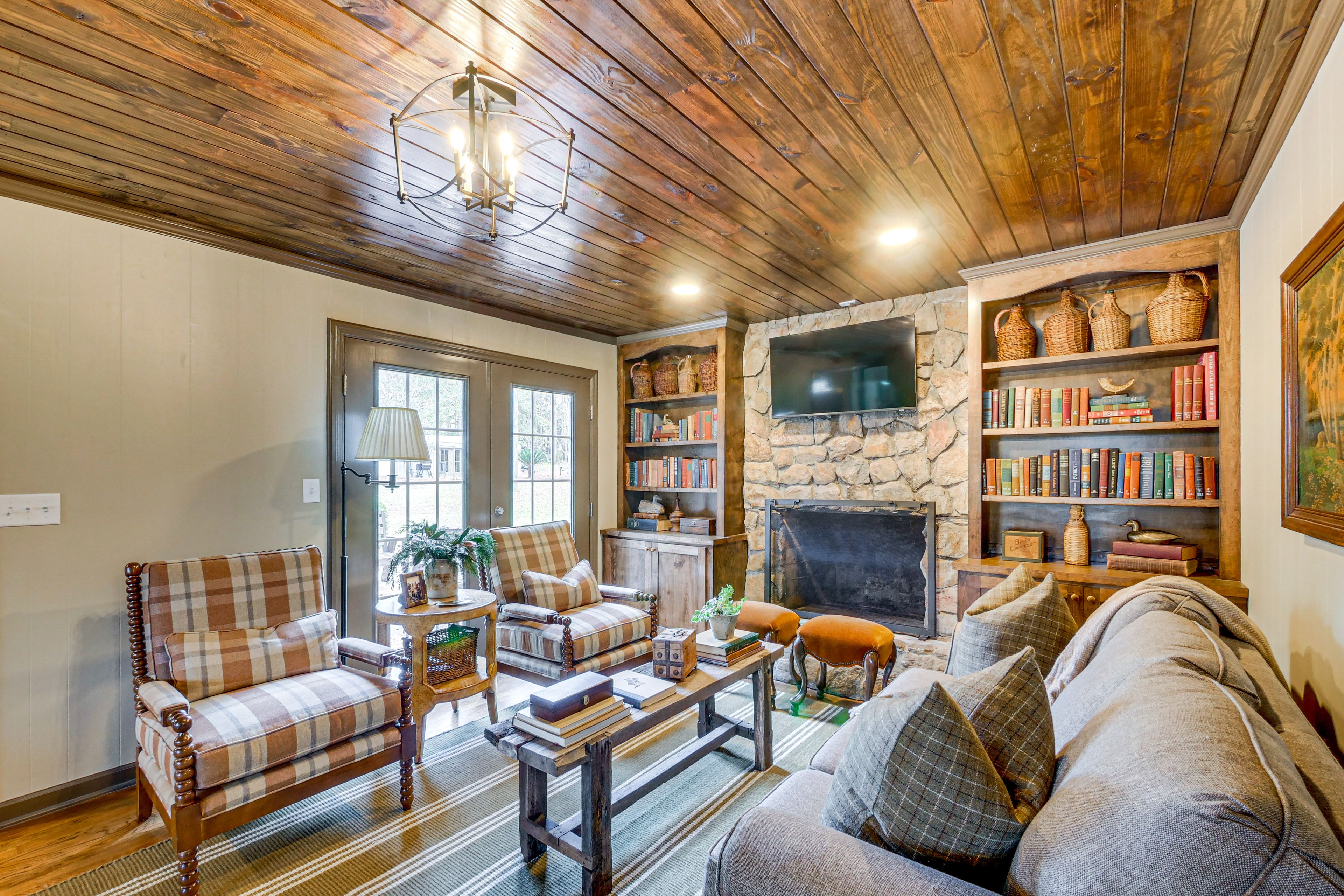 Living Room | Free WiFi | Central A/C | Smart TV