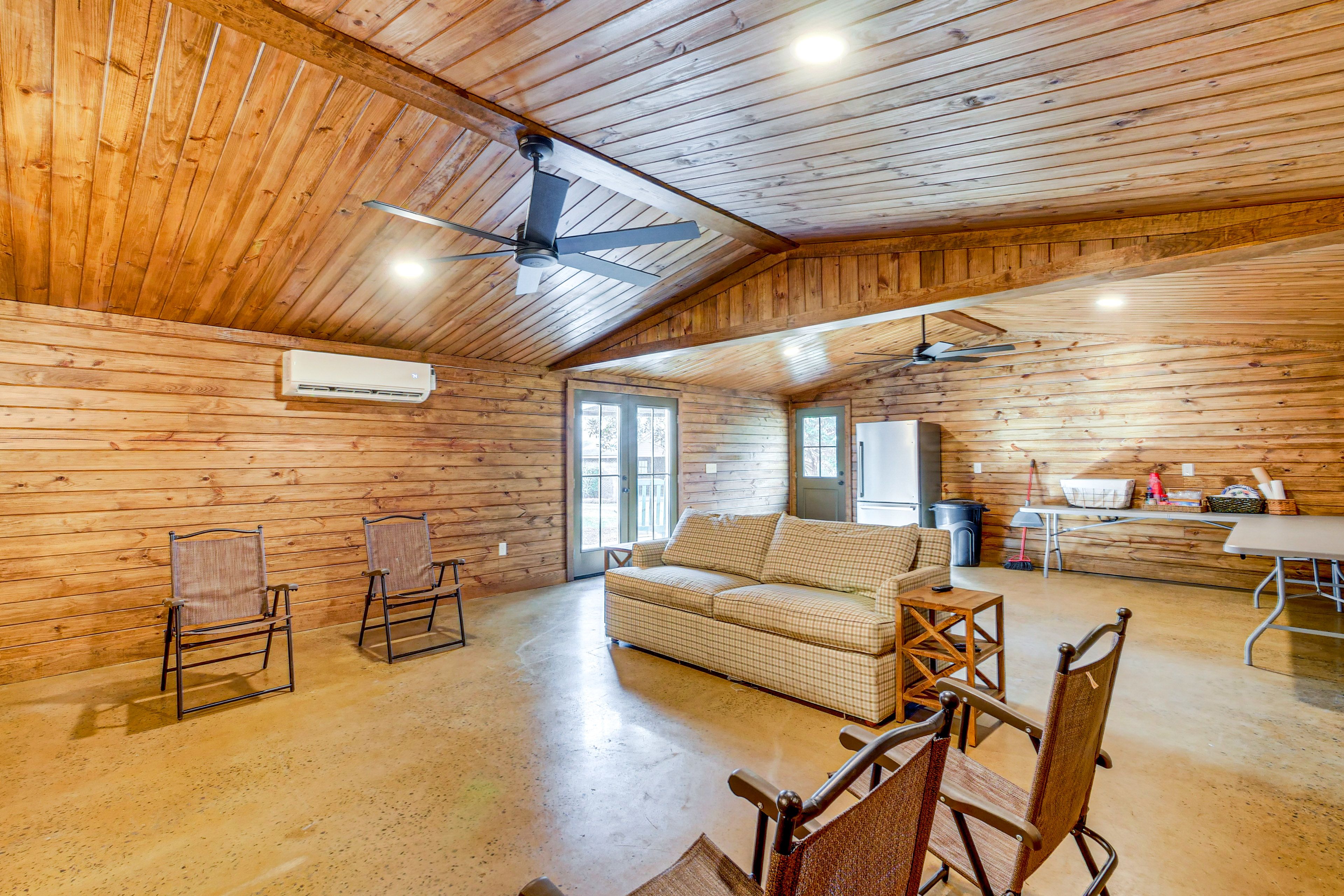 Detached Lounge | Smart TV | Prep Space