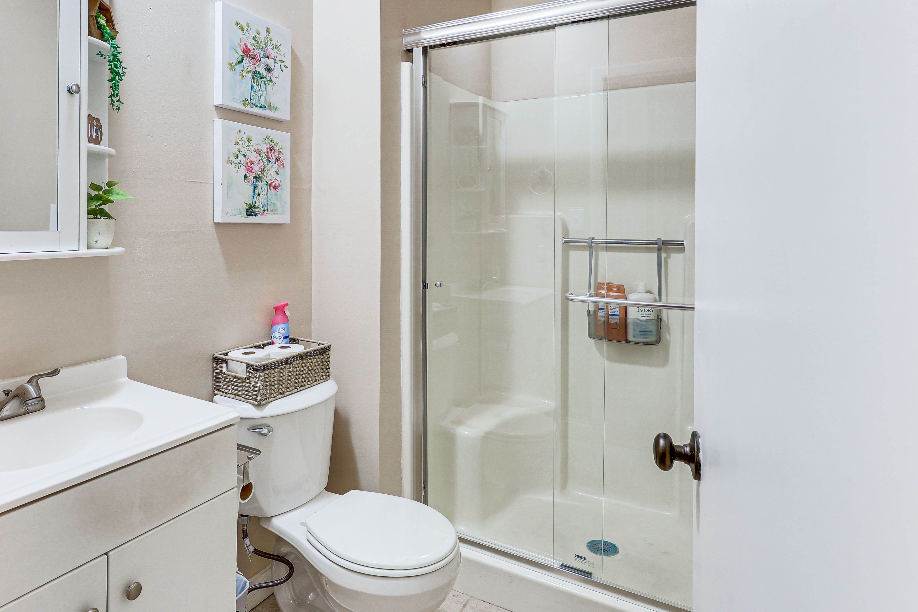 En-Suite Bathroom | Towels Provided | Upper Level