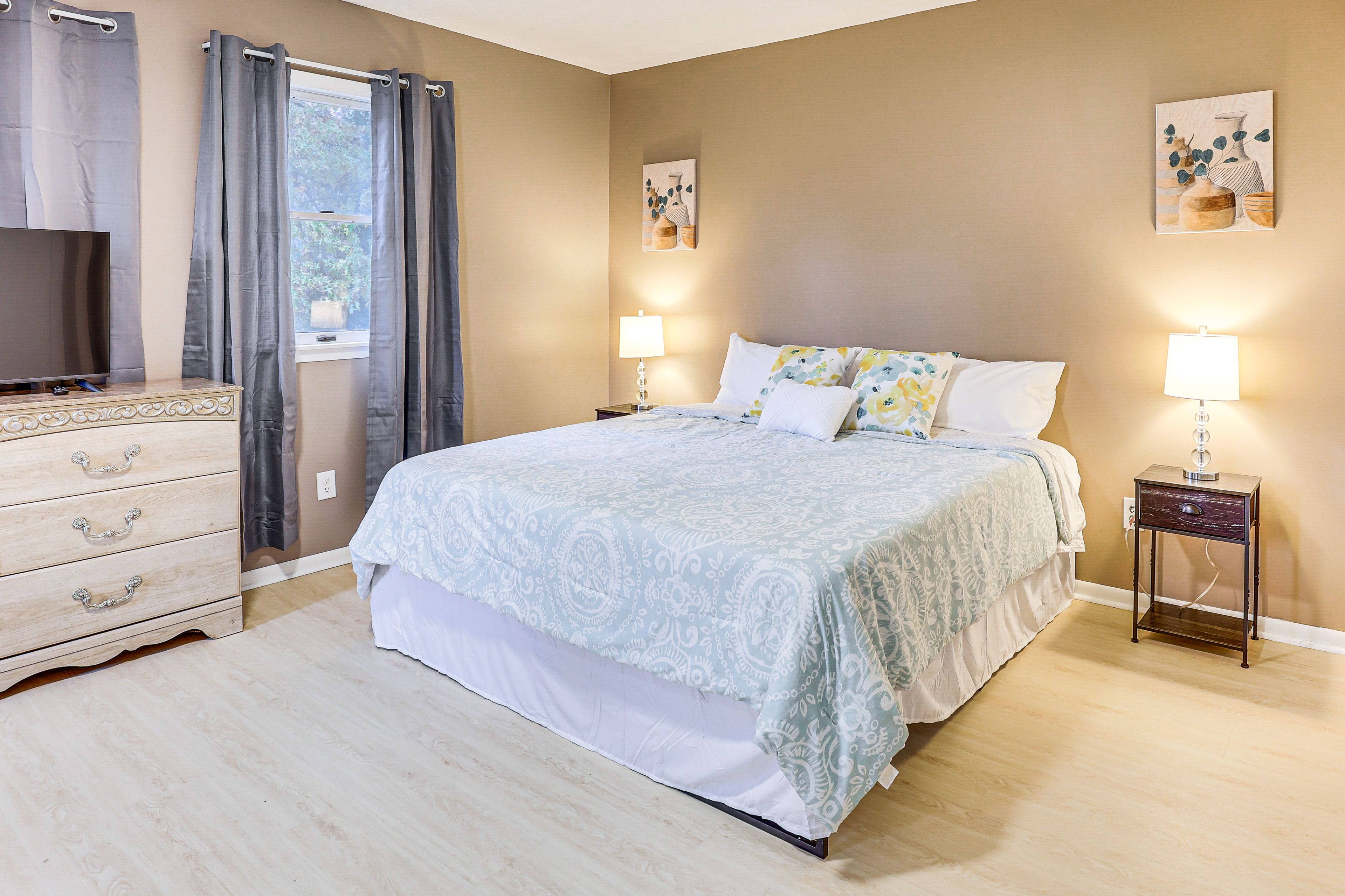 Bedroom 1 | King Bed | Twin Bed | Smart TV | Upper Level