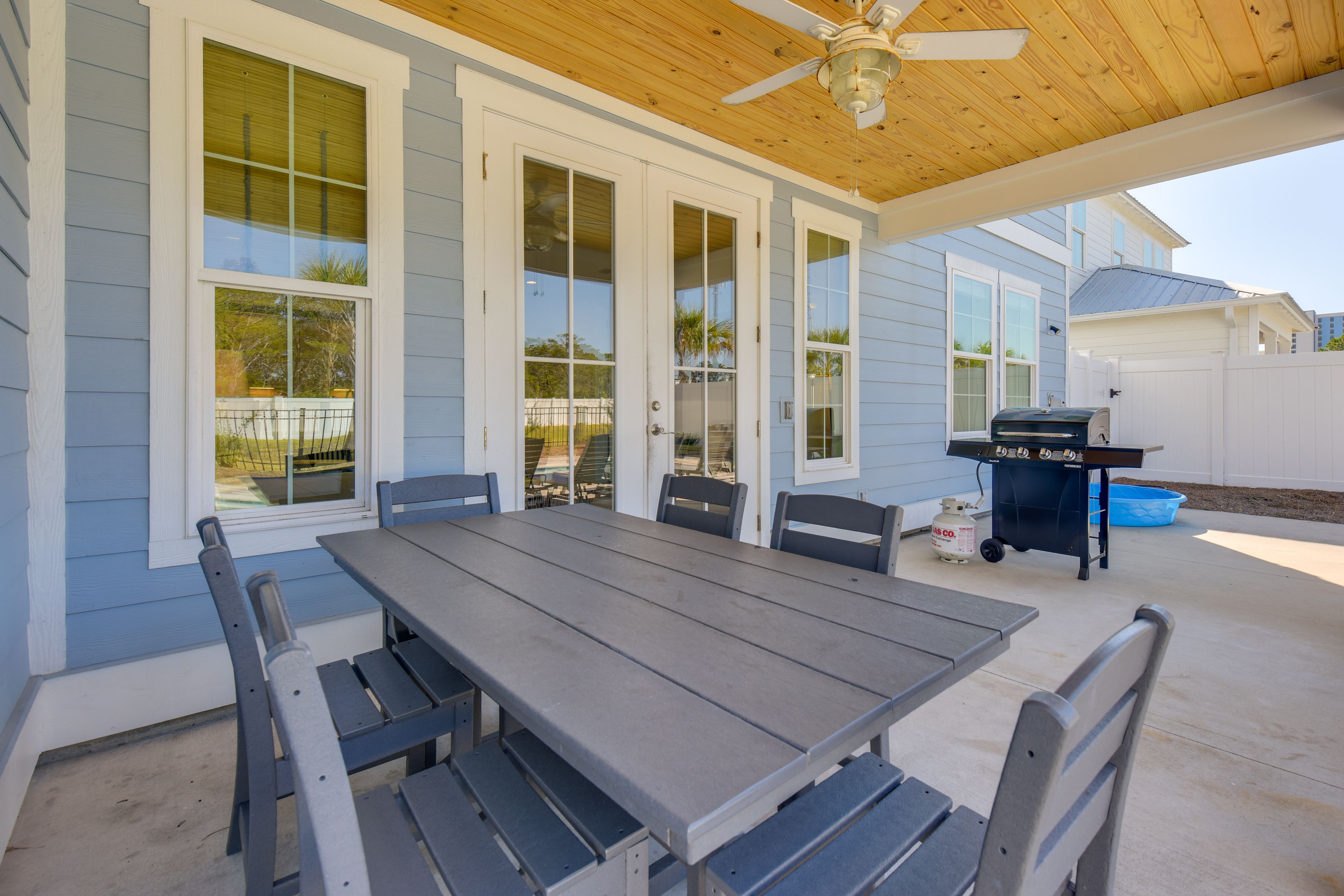 Covered Patio w/ Dining Table | Gas Grill