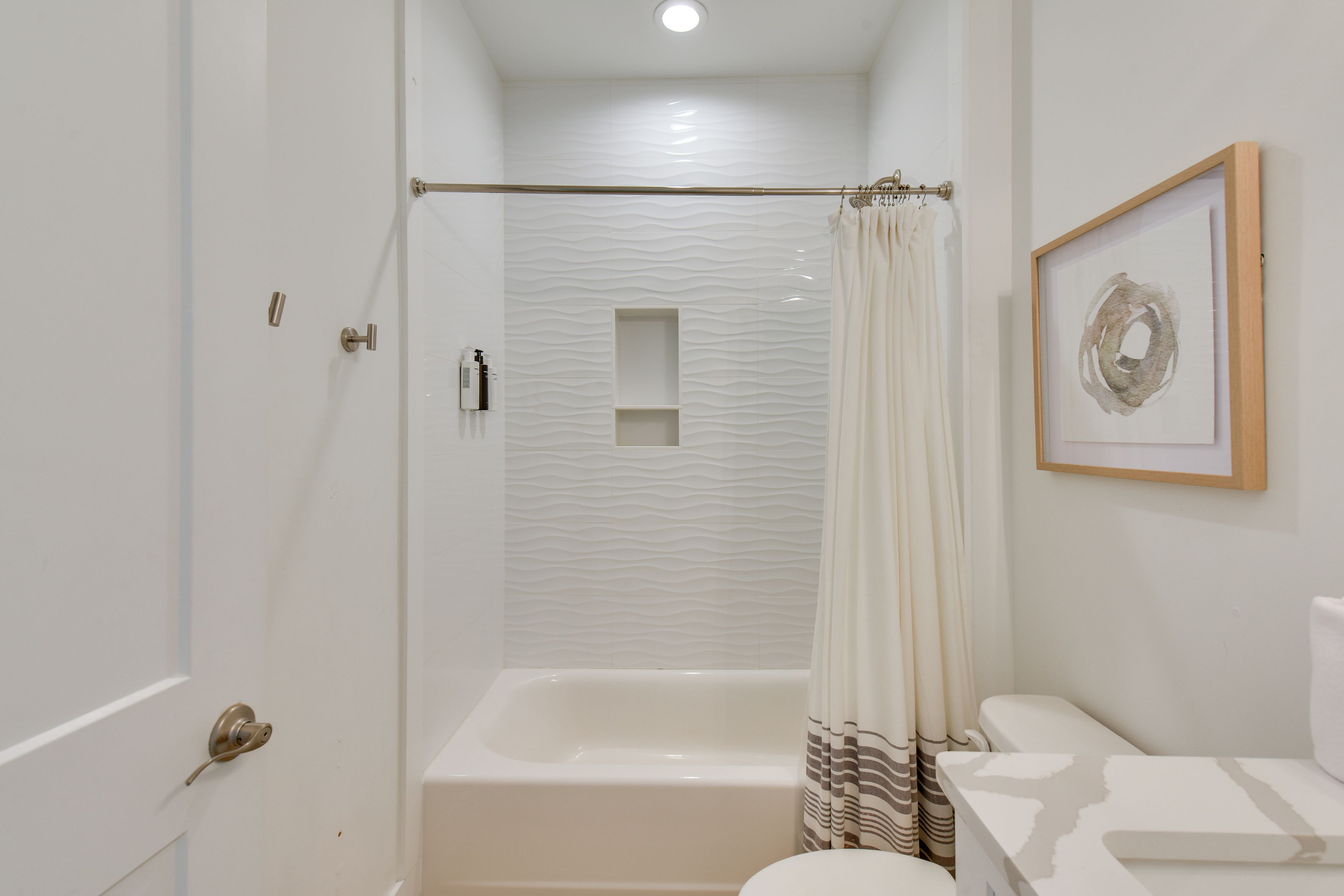Full Bathroom | 1st Floor | Complimentary Toiletries