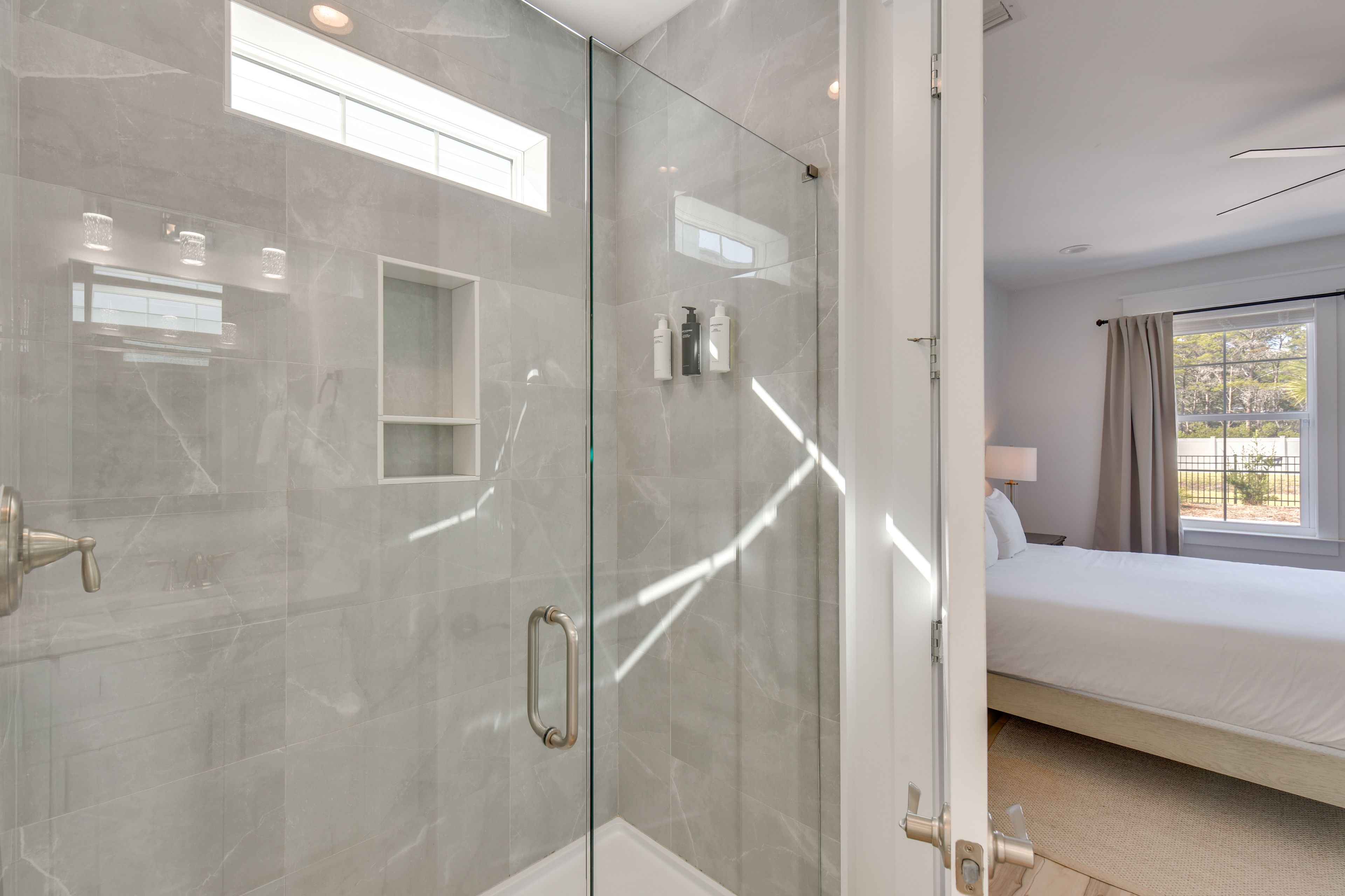 Full Bathroom | 1st Floor | Towels Provided