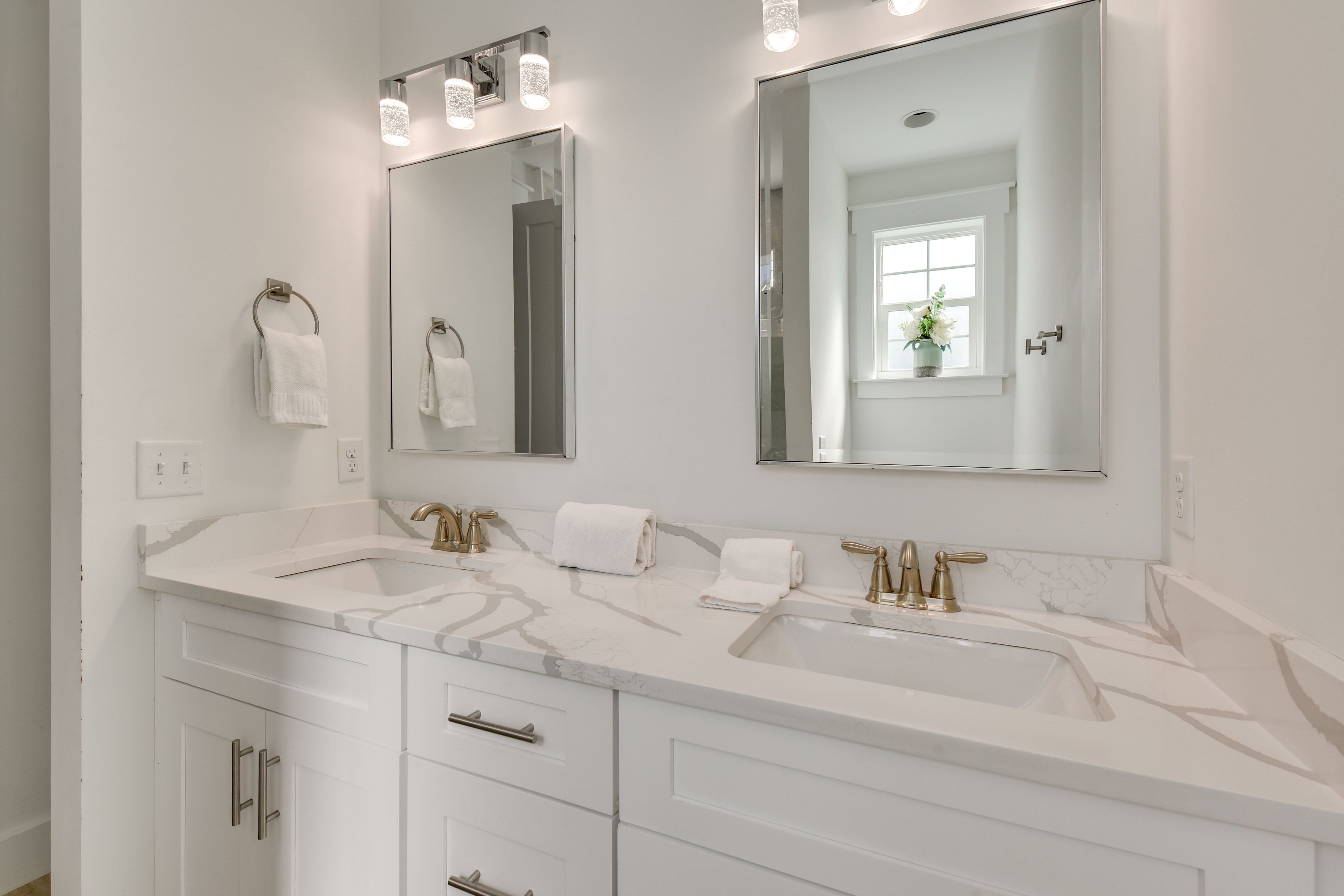 Full Bathroom | 2nd Floor