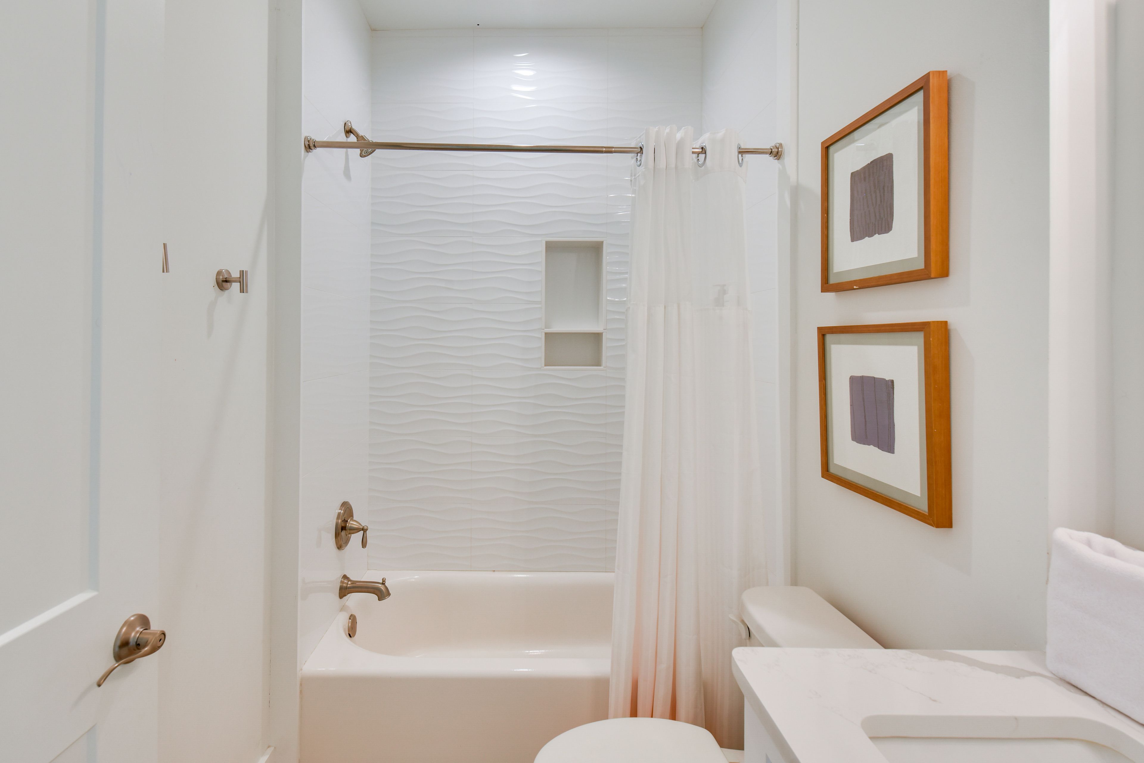 Full Bathroom | 2nd Floor