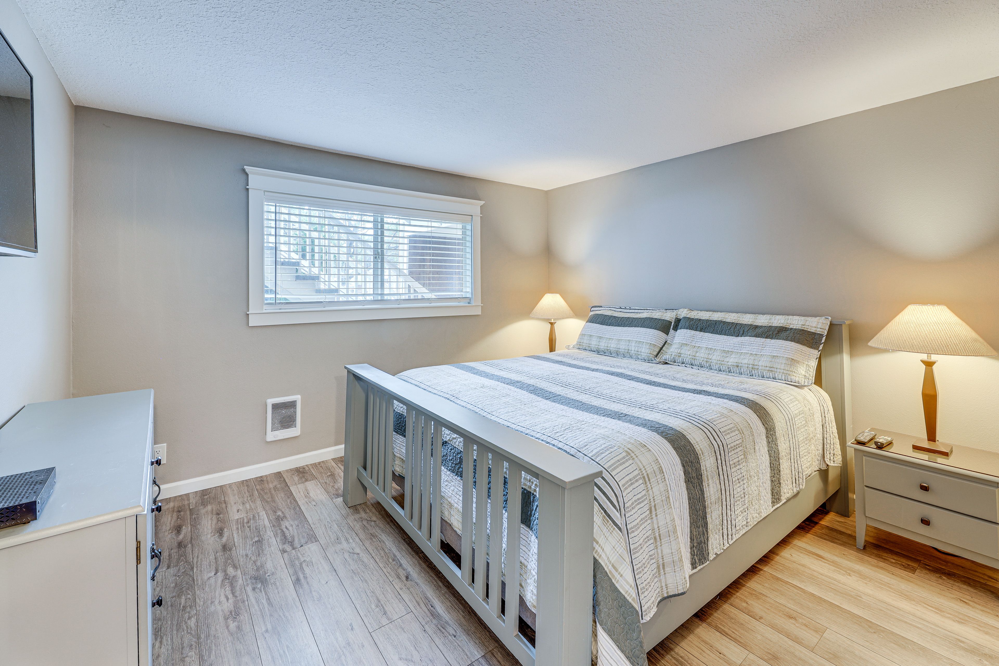 Bedroom | King Bed | Linens Provided