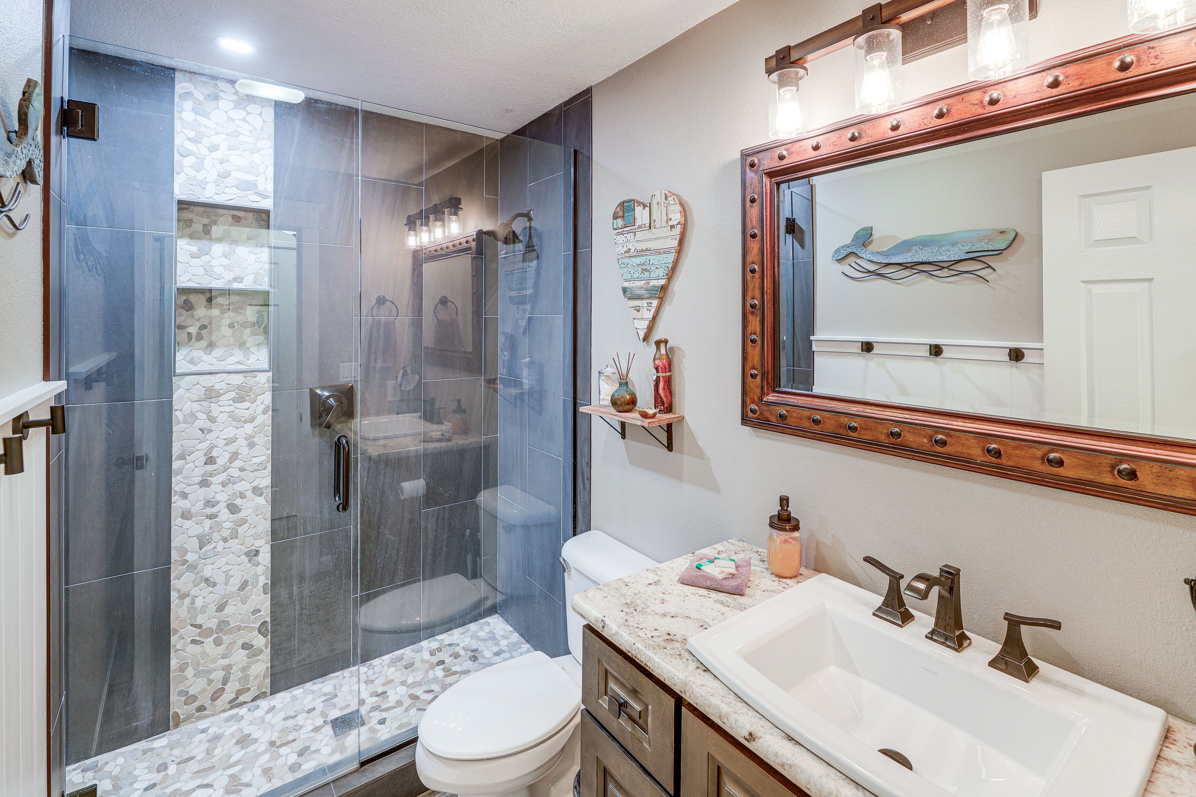 Full Bathroom | Towels Provided