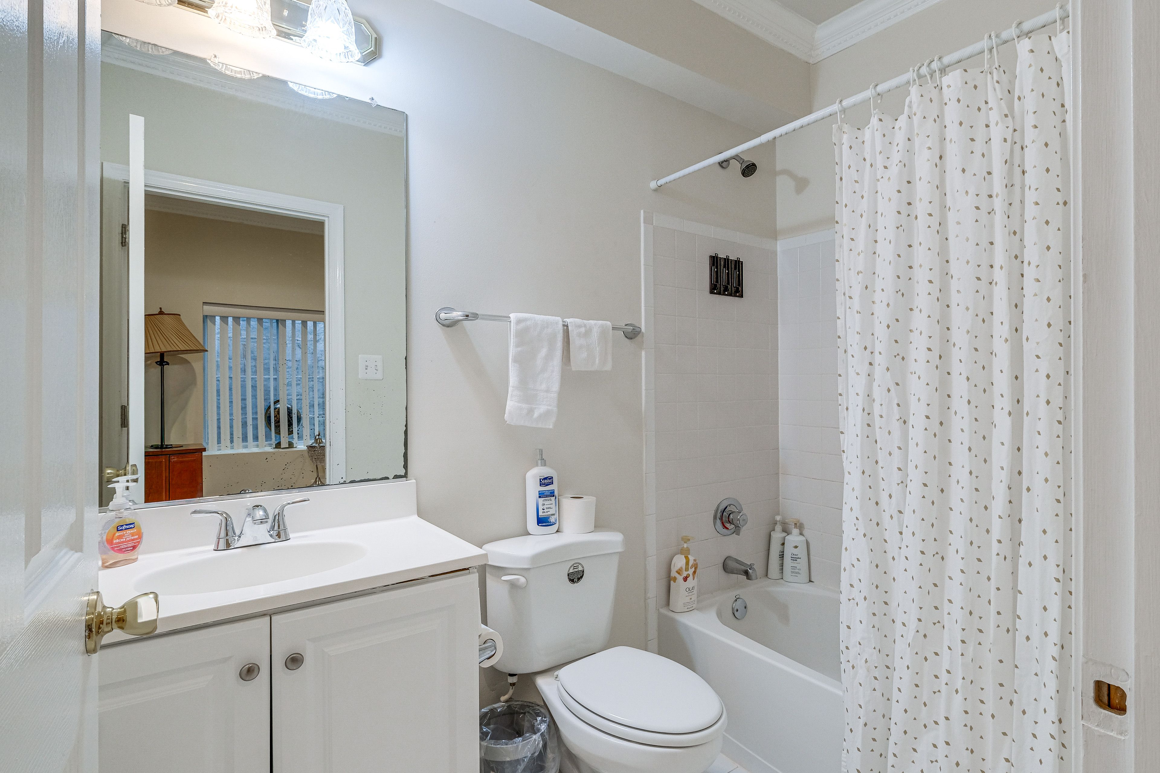 Full Bathroom | Complimentary Toiletries