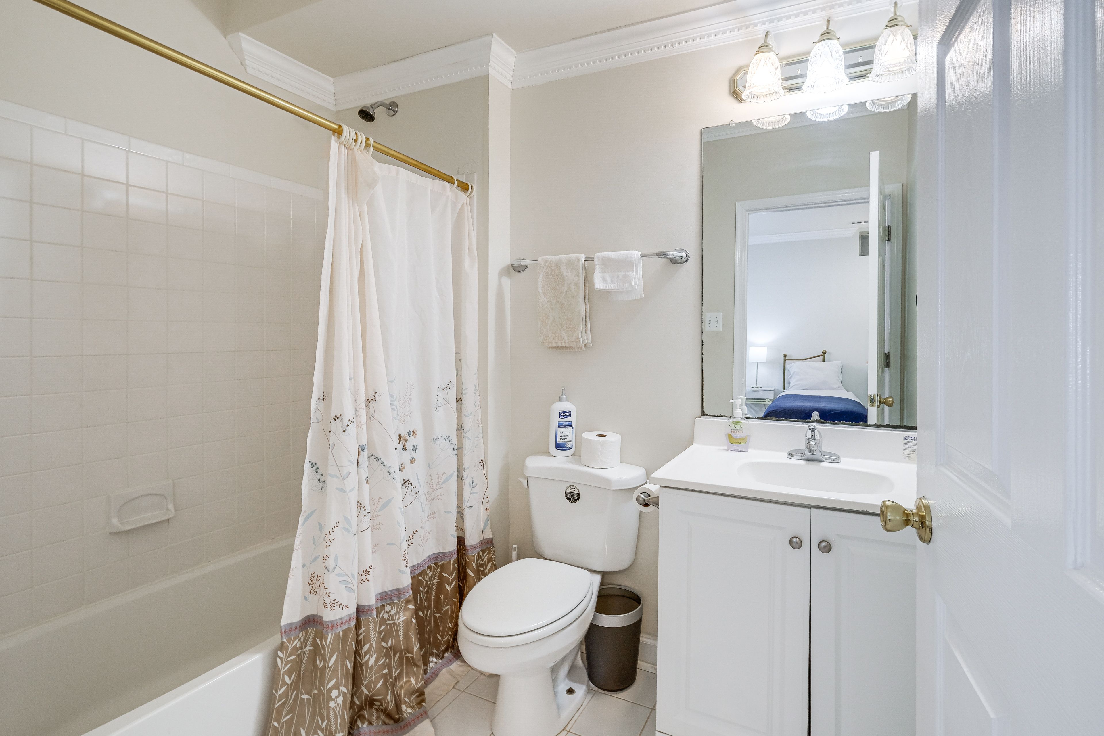 Full Bathroom | Towels Provided