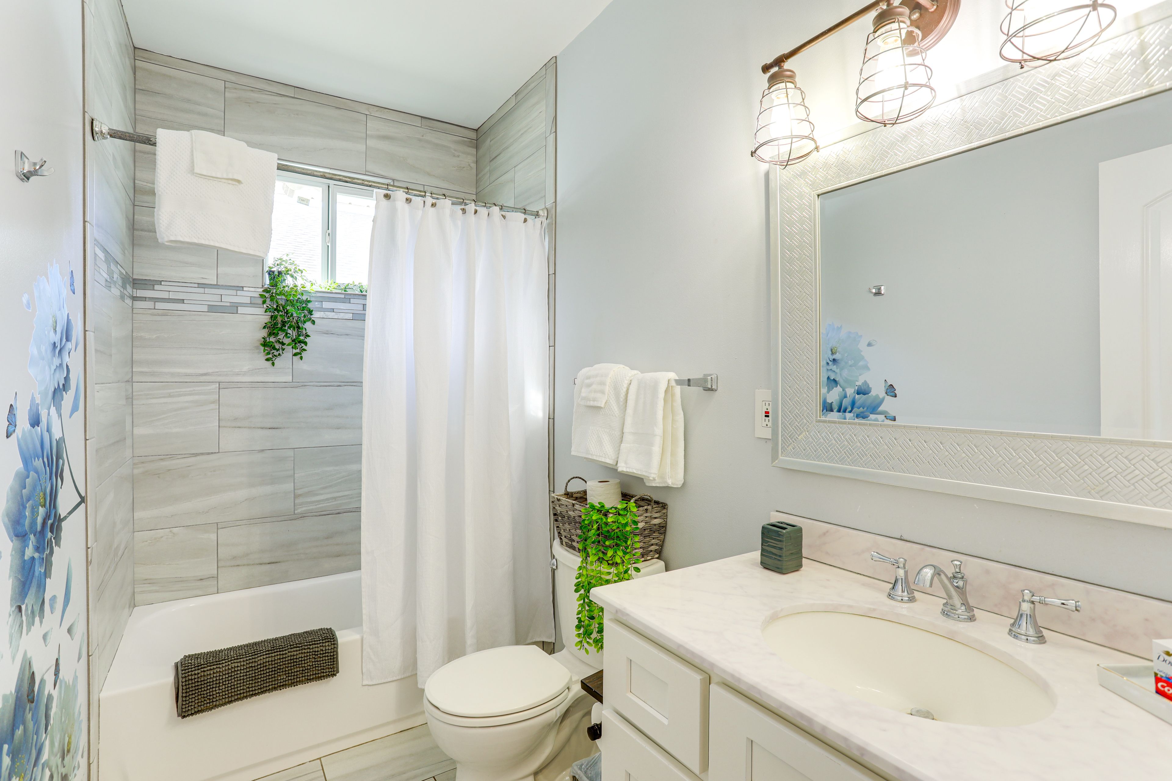 Full Bathroom | Towels Provided | Complimentary Toiletries