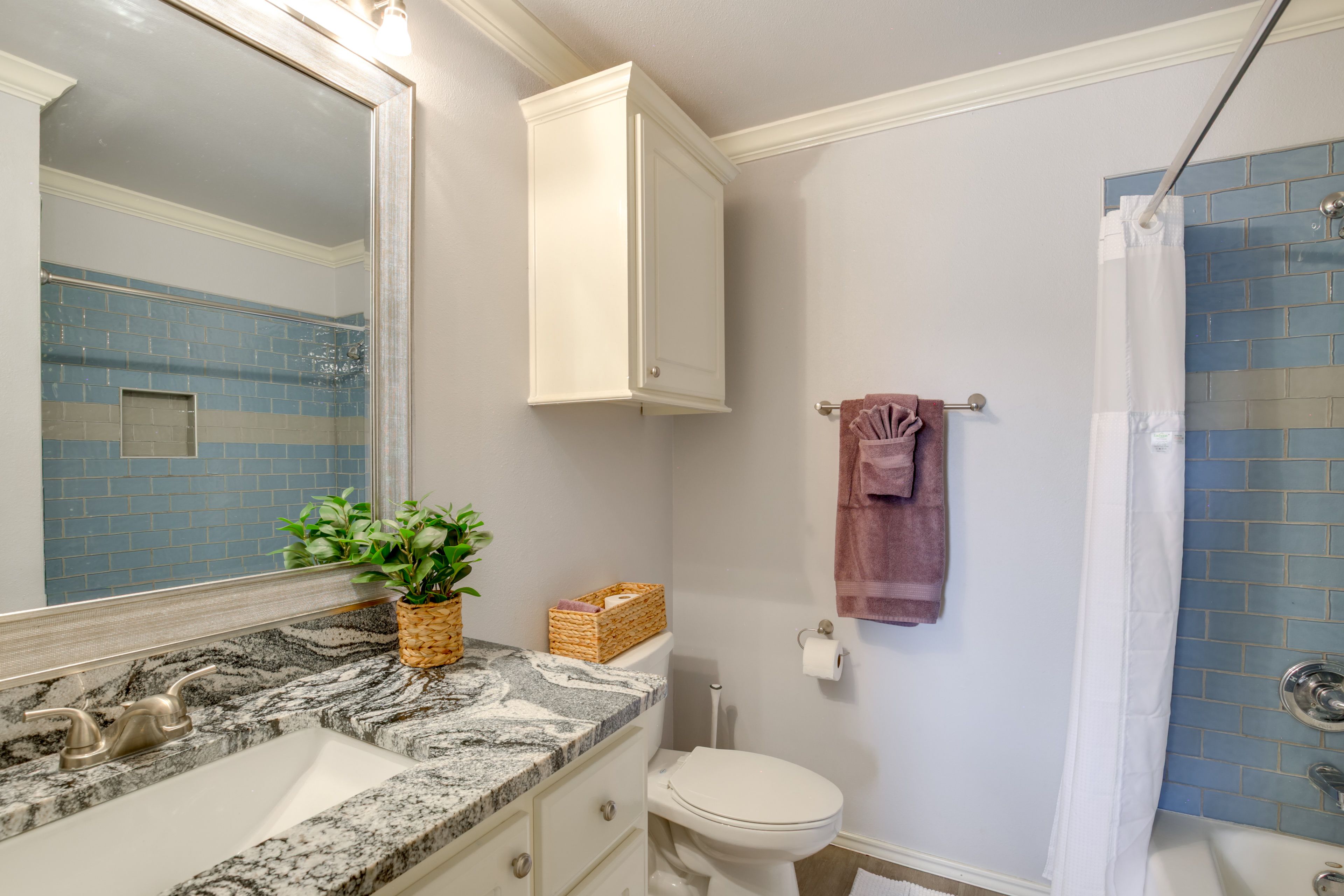 Full Bathroom | Towels Provided