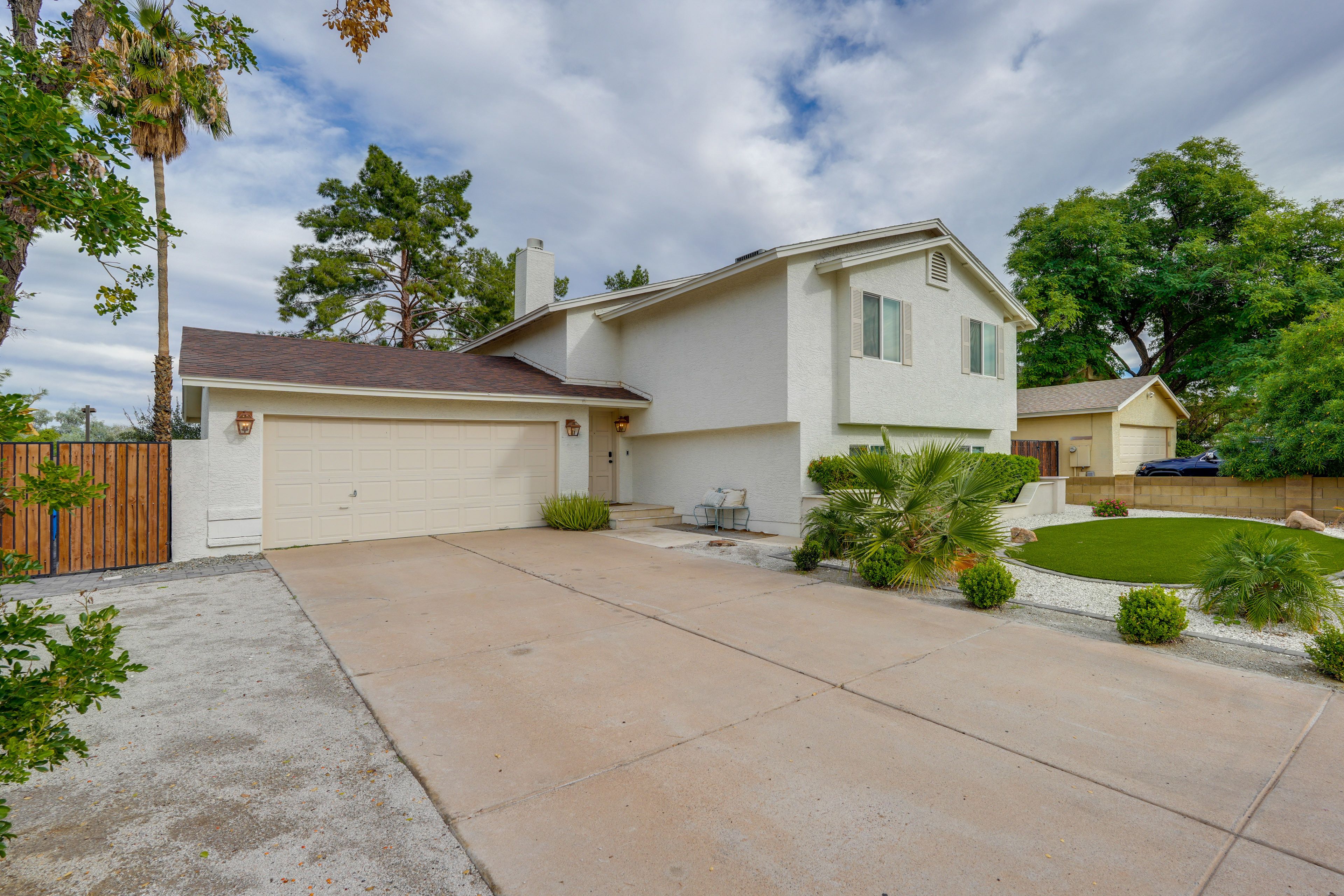 Parking | Garage (2 Vehicles) | Driveway (2 Vehicles) | RV/Trailer Parking