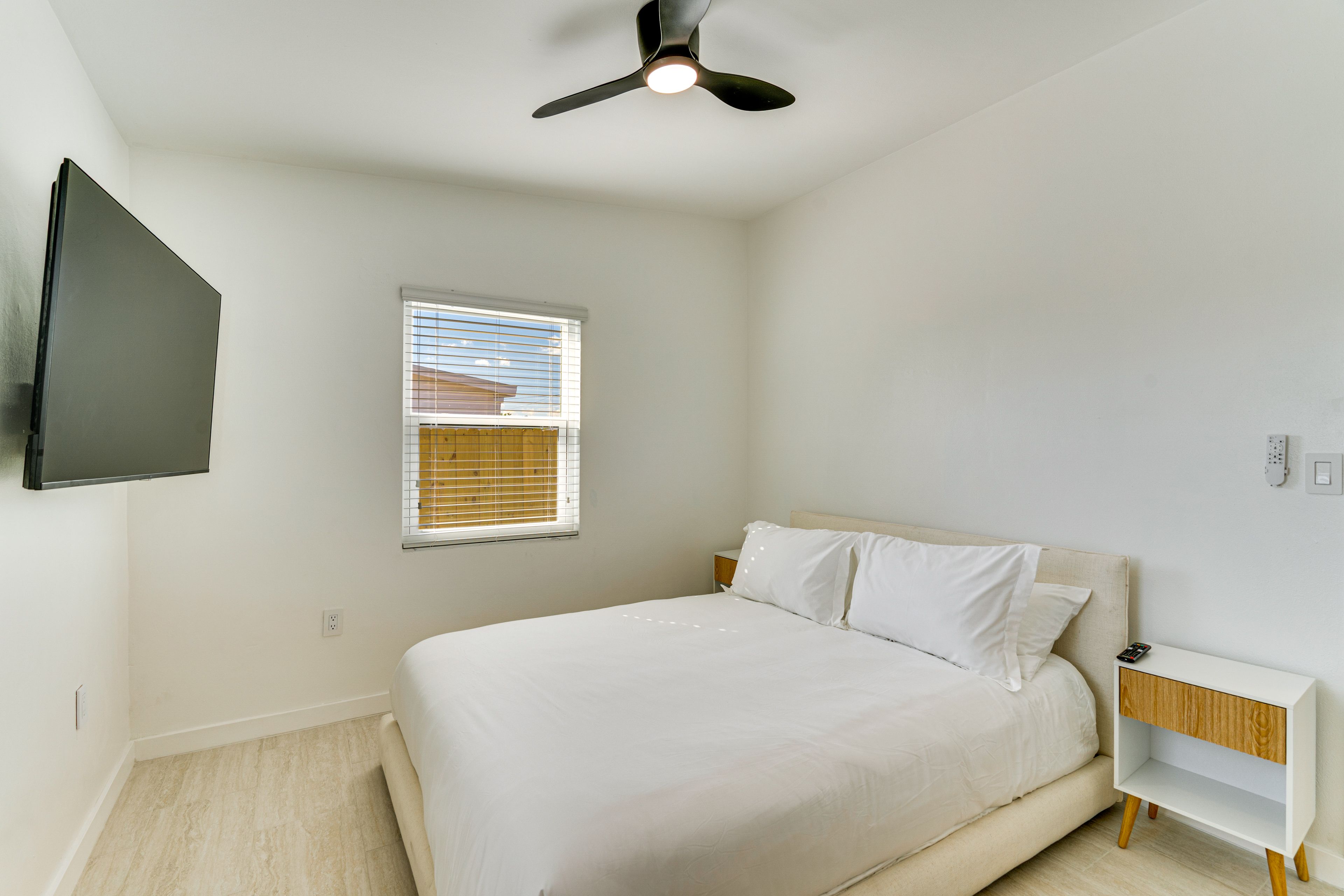 Bedroom 1 | Queen Bed | Smart TV