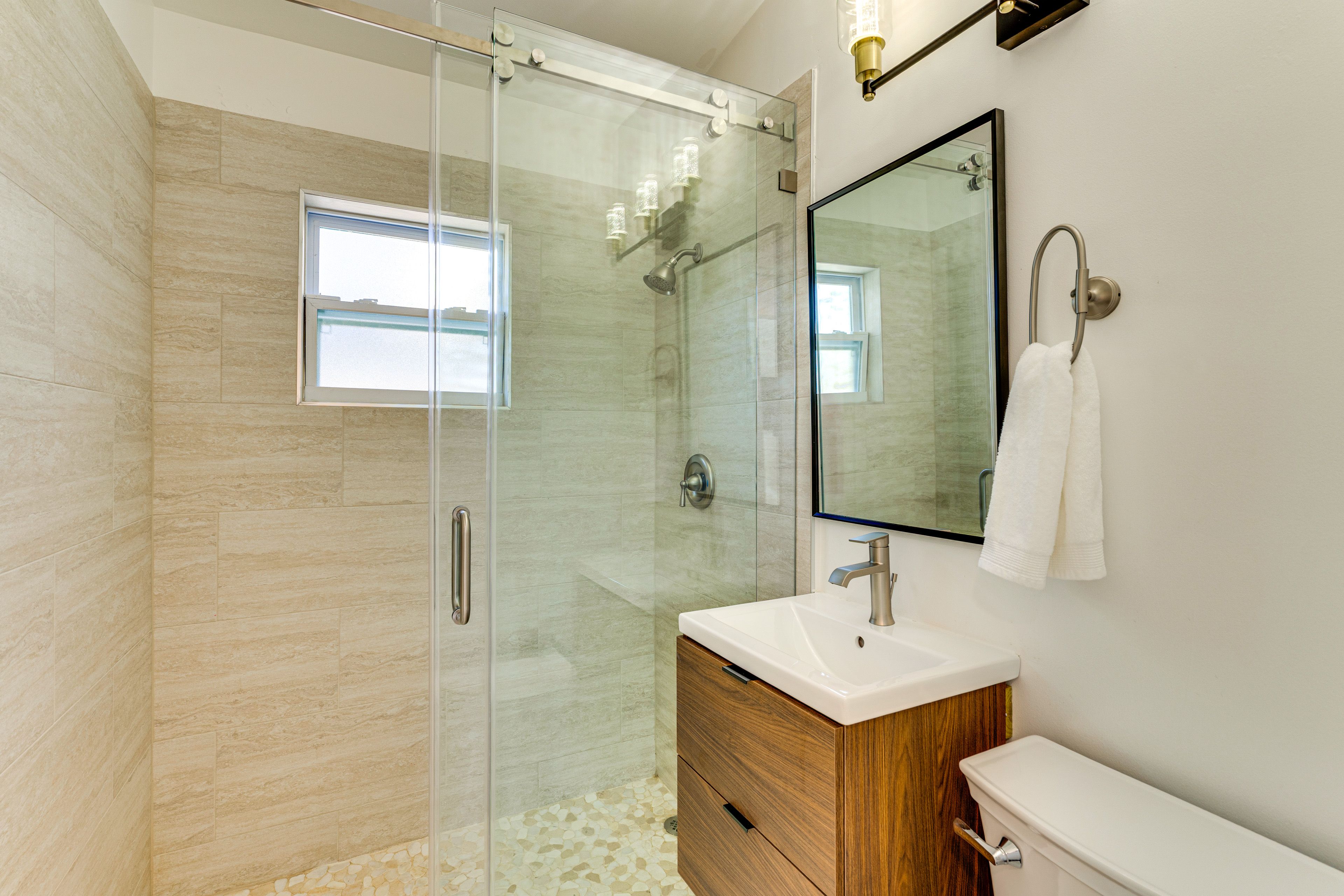 Full Bathroom | Towels Provided