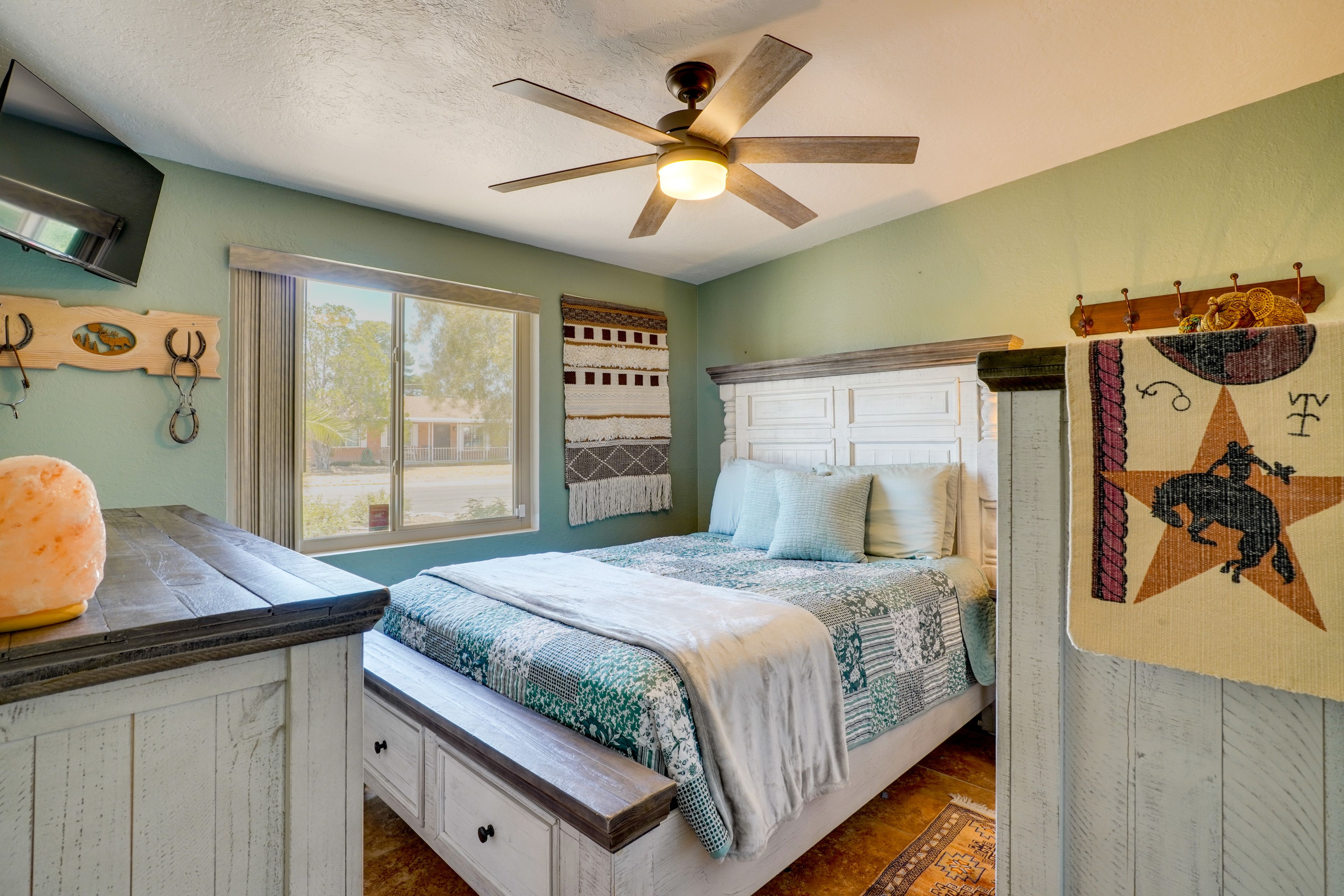 Bedroom 1 | Queen Bed