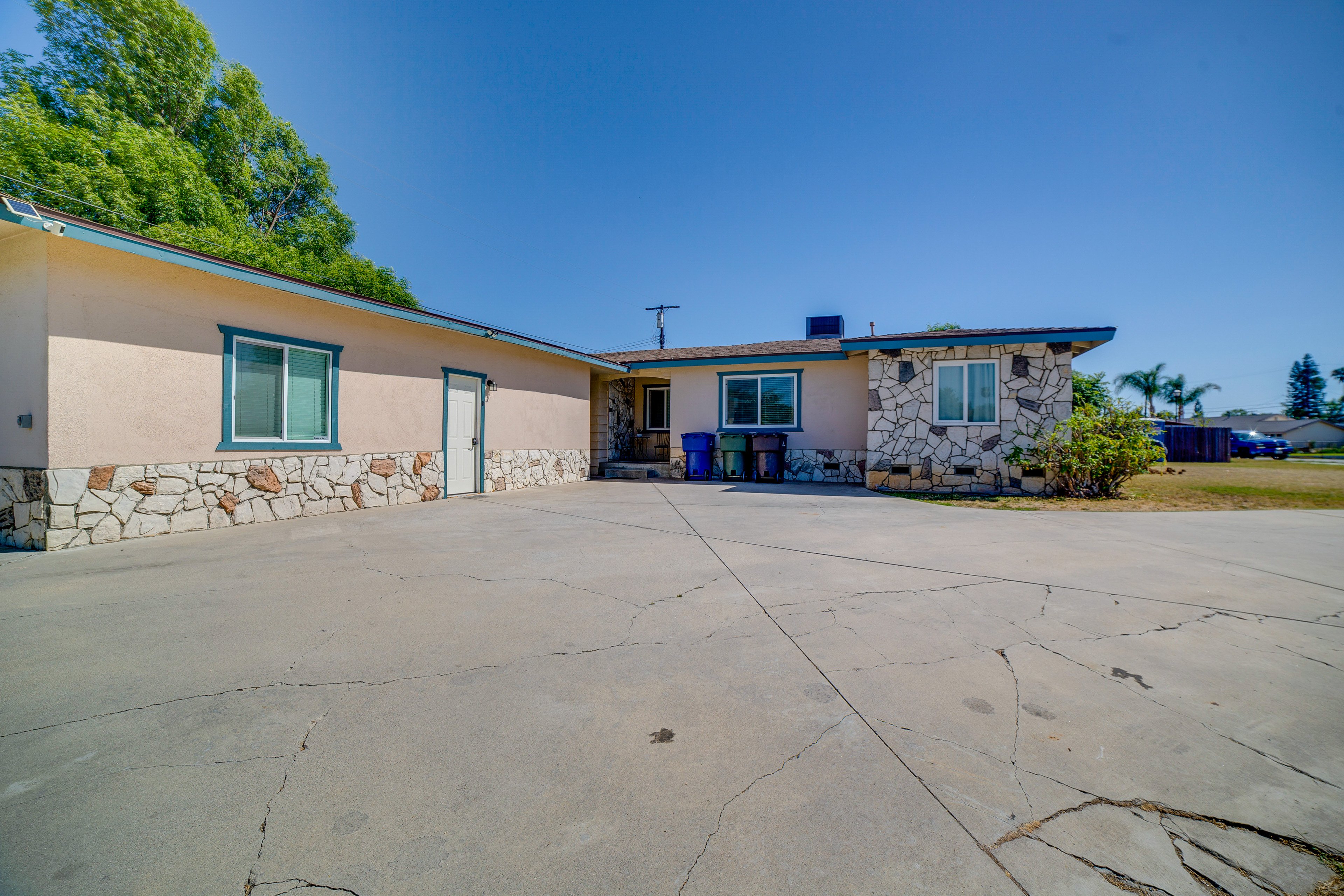 Exterior | Driveway (2 Vehicles)