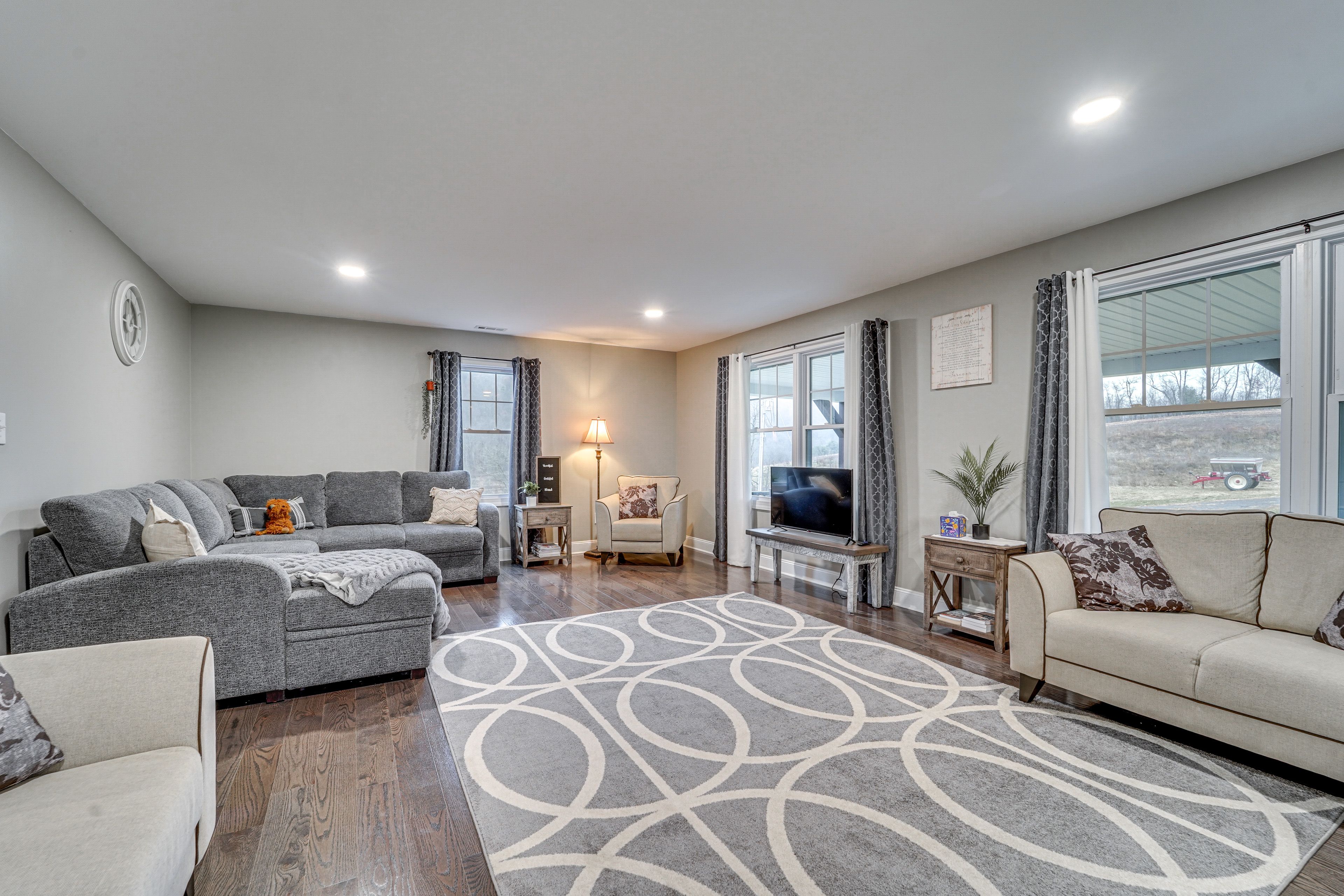 Living Room | Flat-Screen TV | Free WiFi