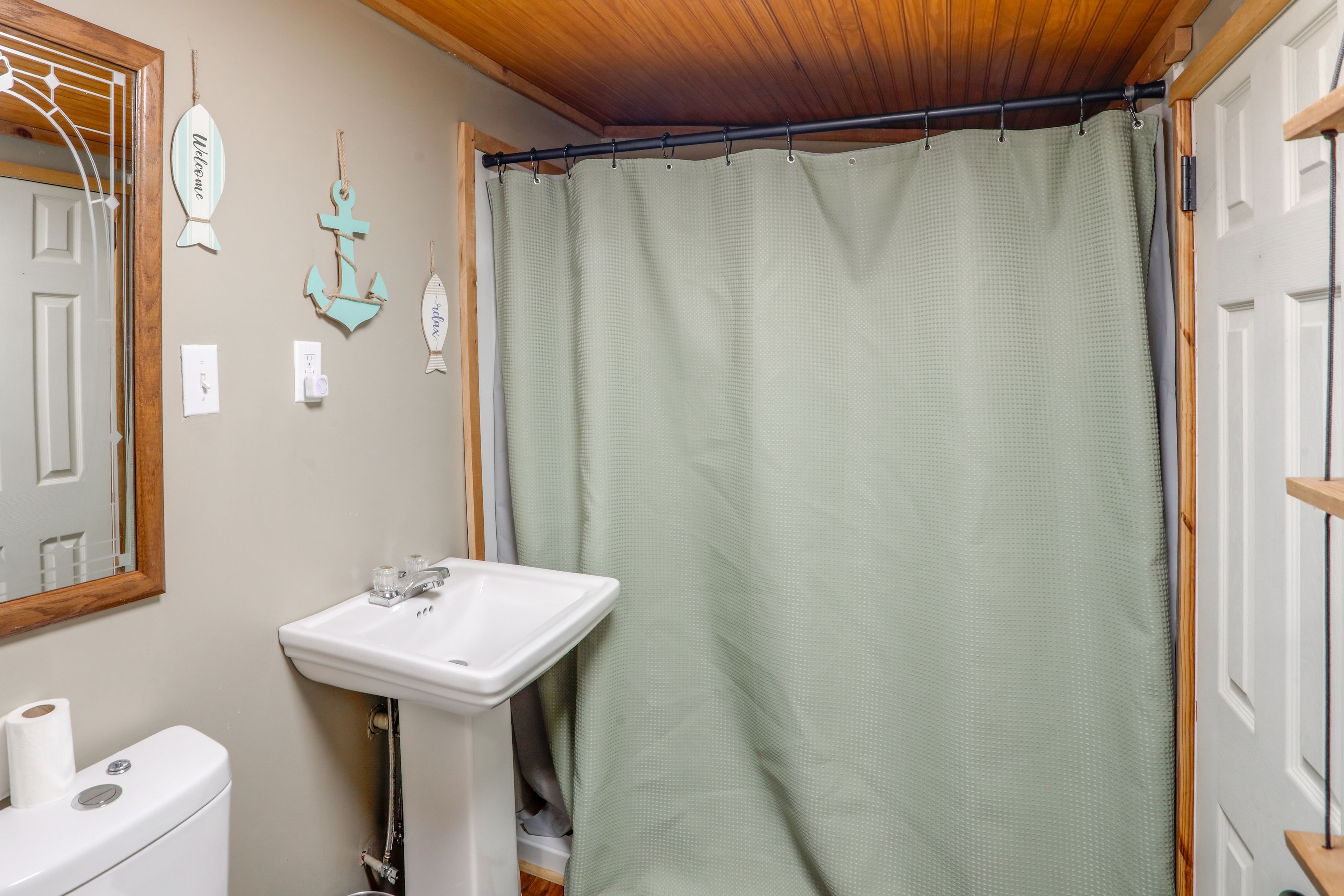 Full Bathroom | Towels Provided | Complimentary Toiletries