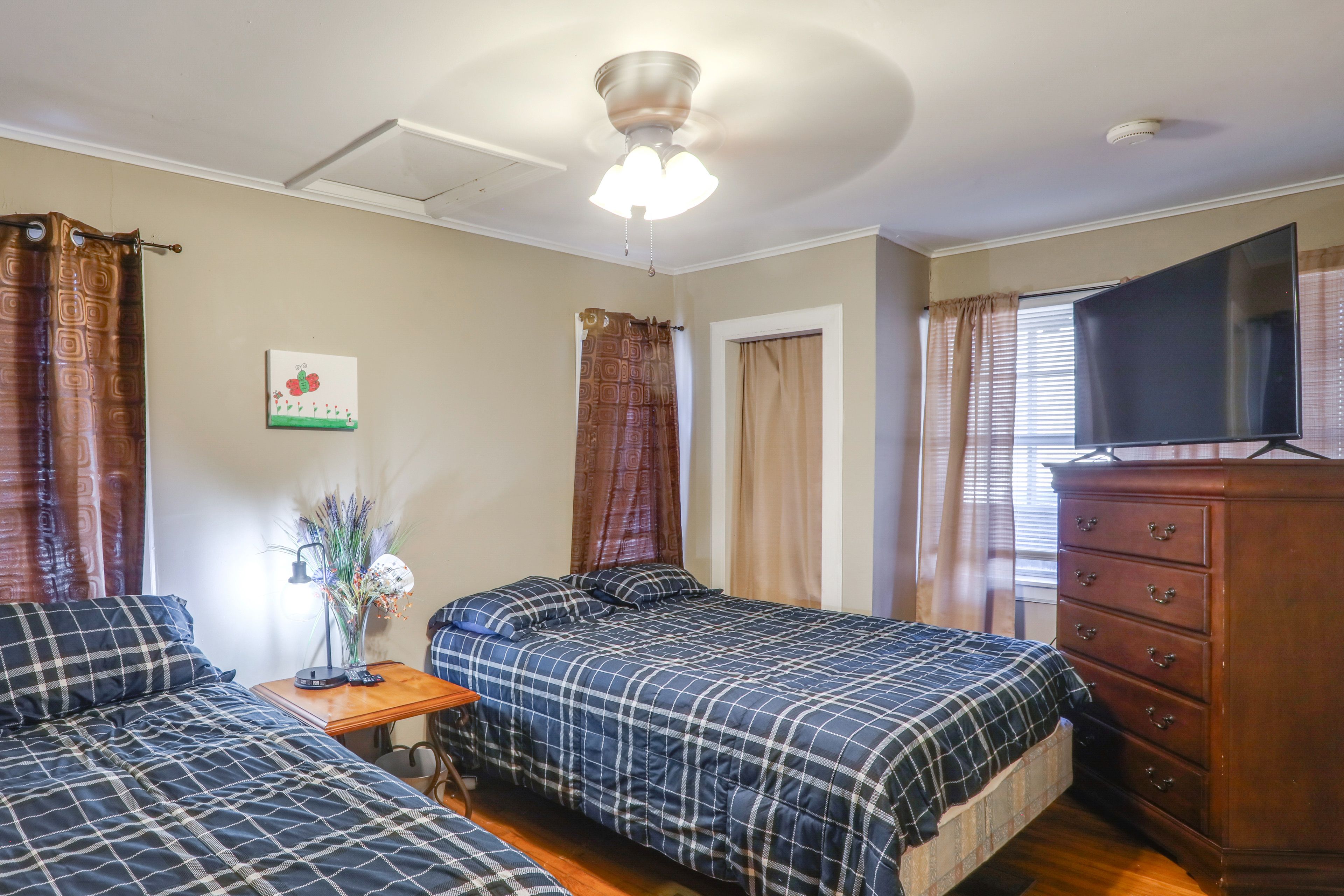 Bedroom 2 | 2 Queen Beds | Smart TV