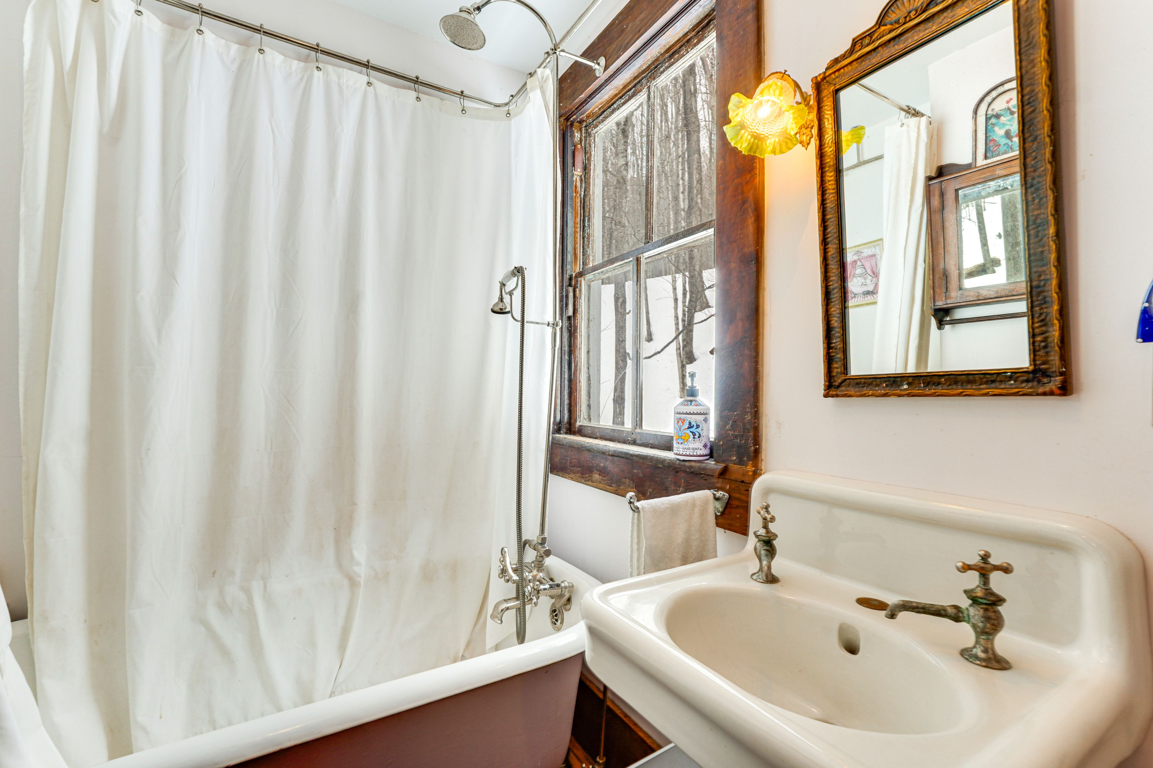 Full Bathroom | 2nd Floor