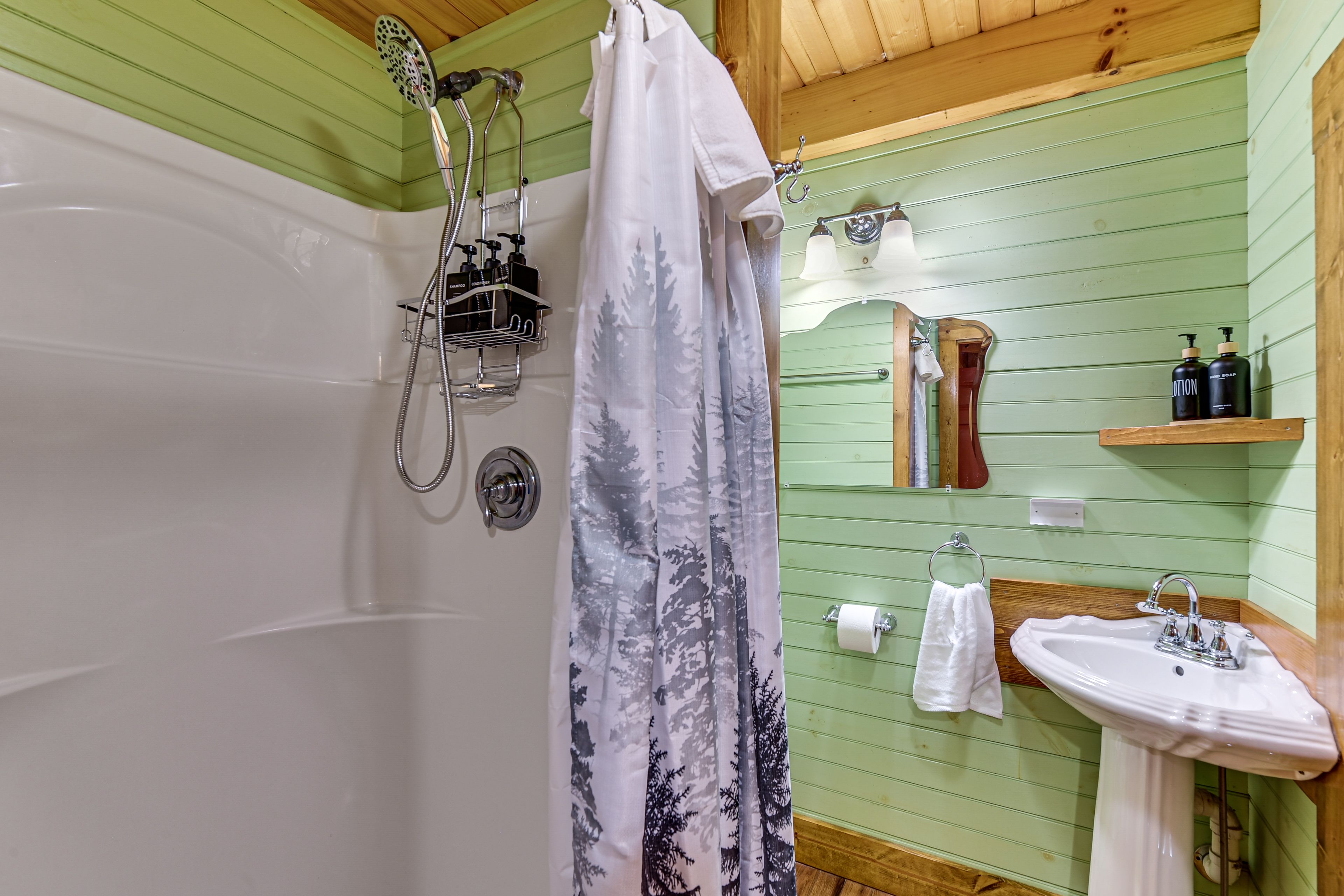 Full Bathroom | Towels & Linens Provided | 1st Floor