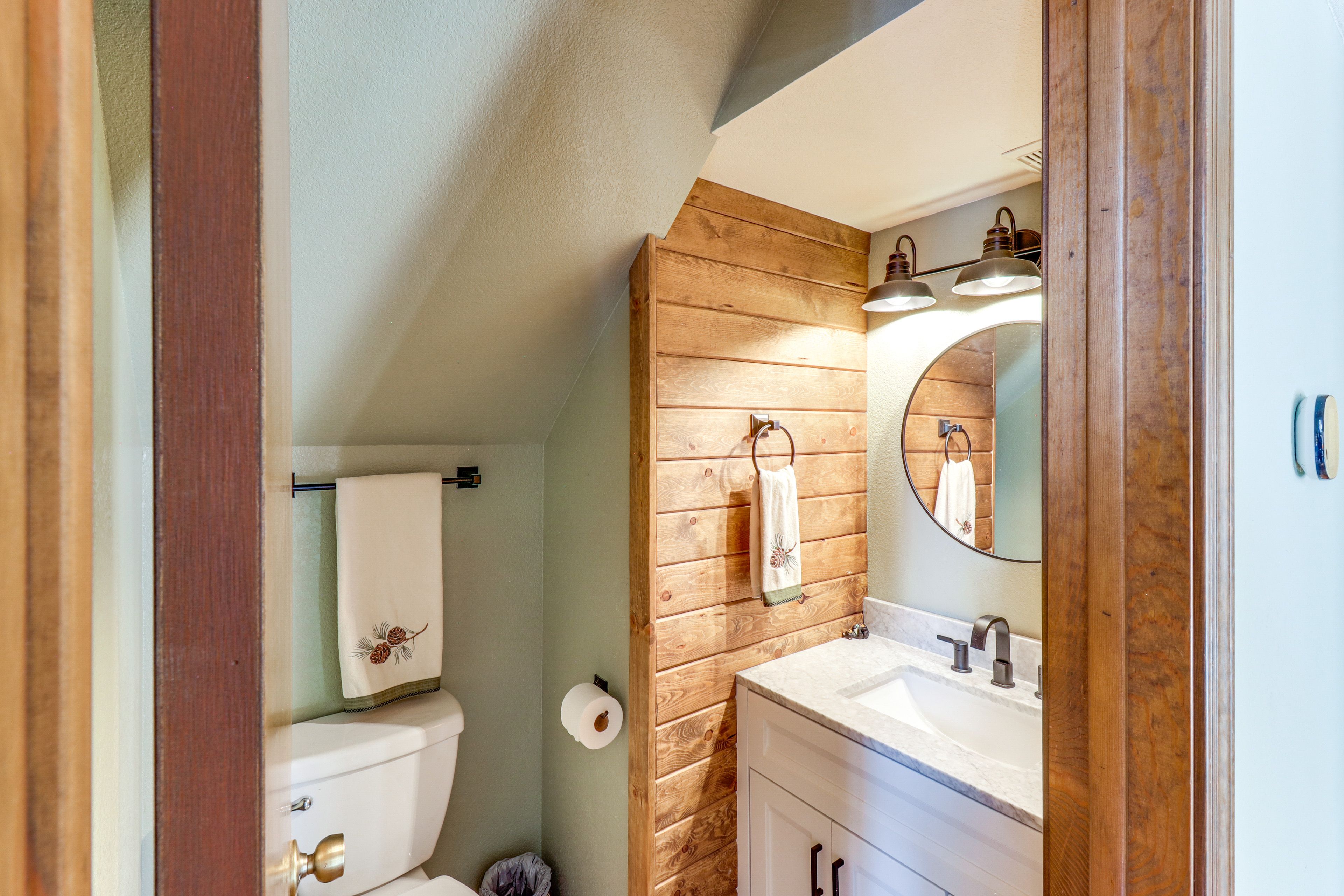 Half Bathroom | 1st Floor | Towels Provided