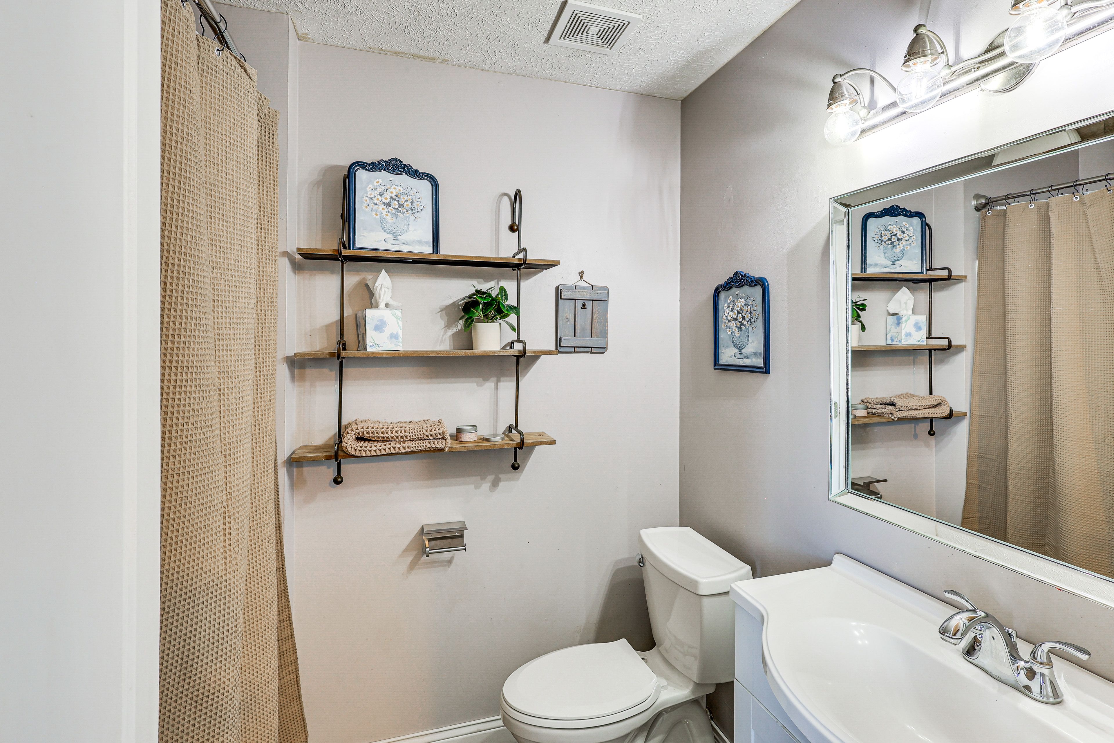 Bathroom | Main Floor