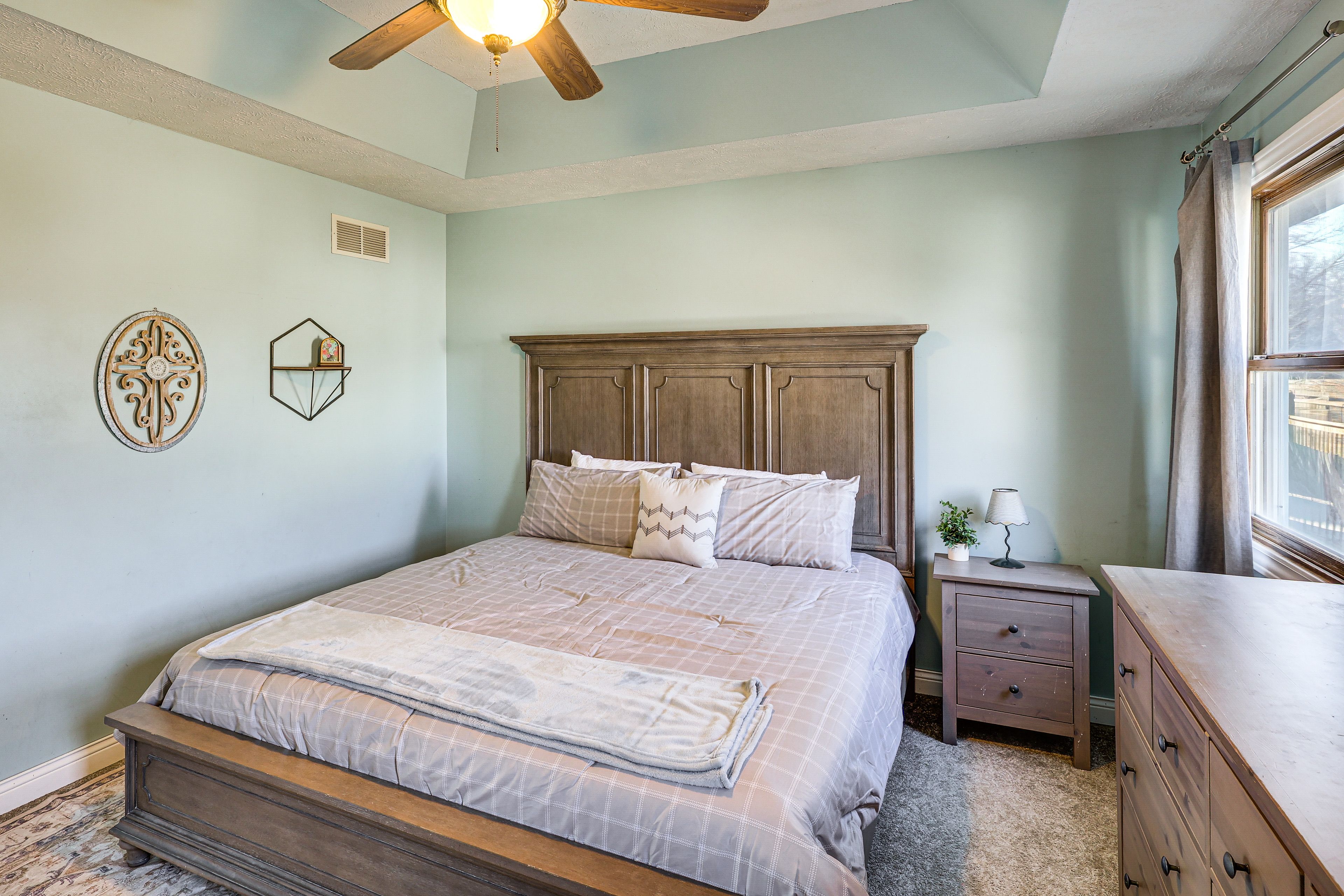 Bedroom 1 | King Bed | Main Floor