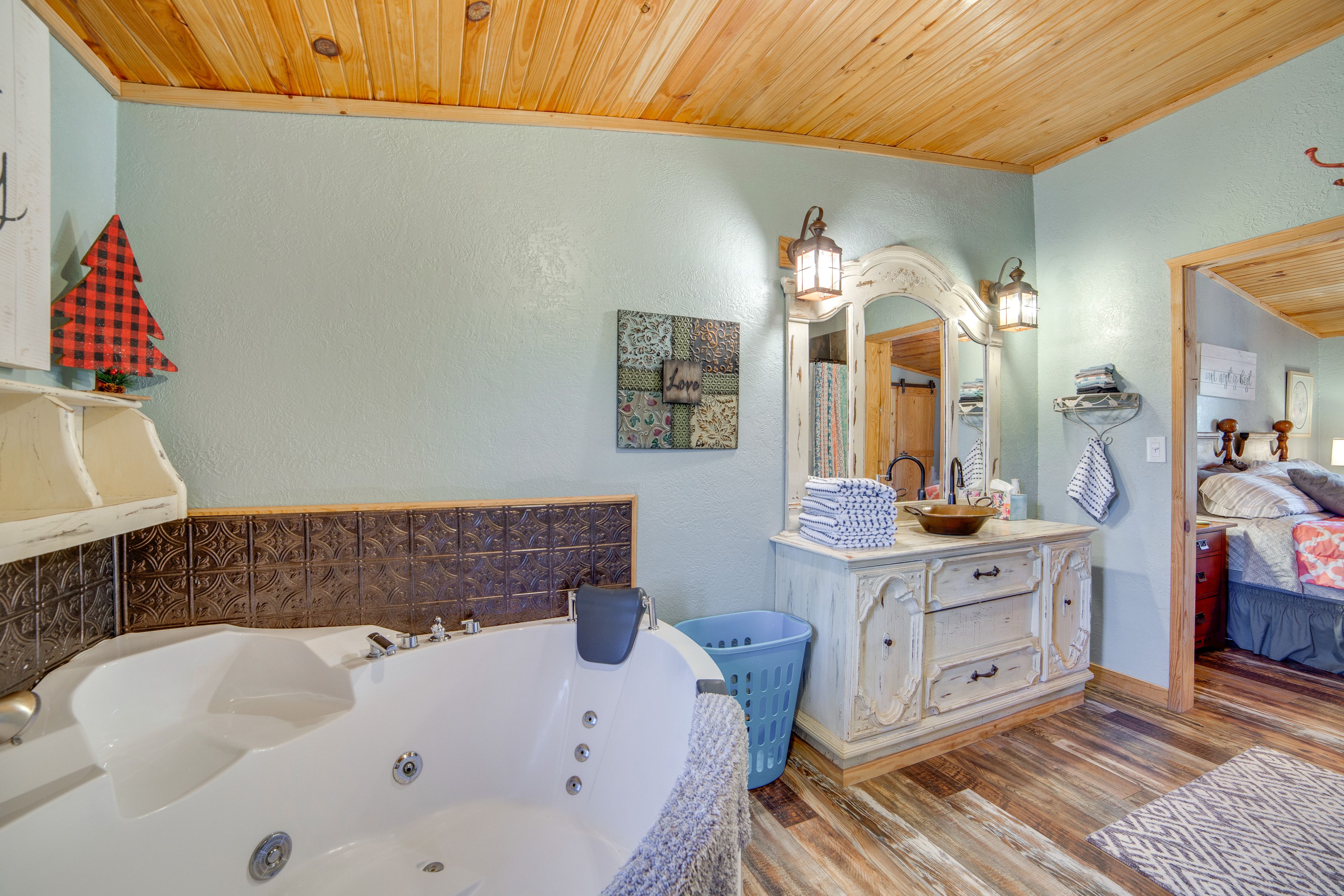 En-Suite Bathroom | Towels Provided