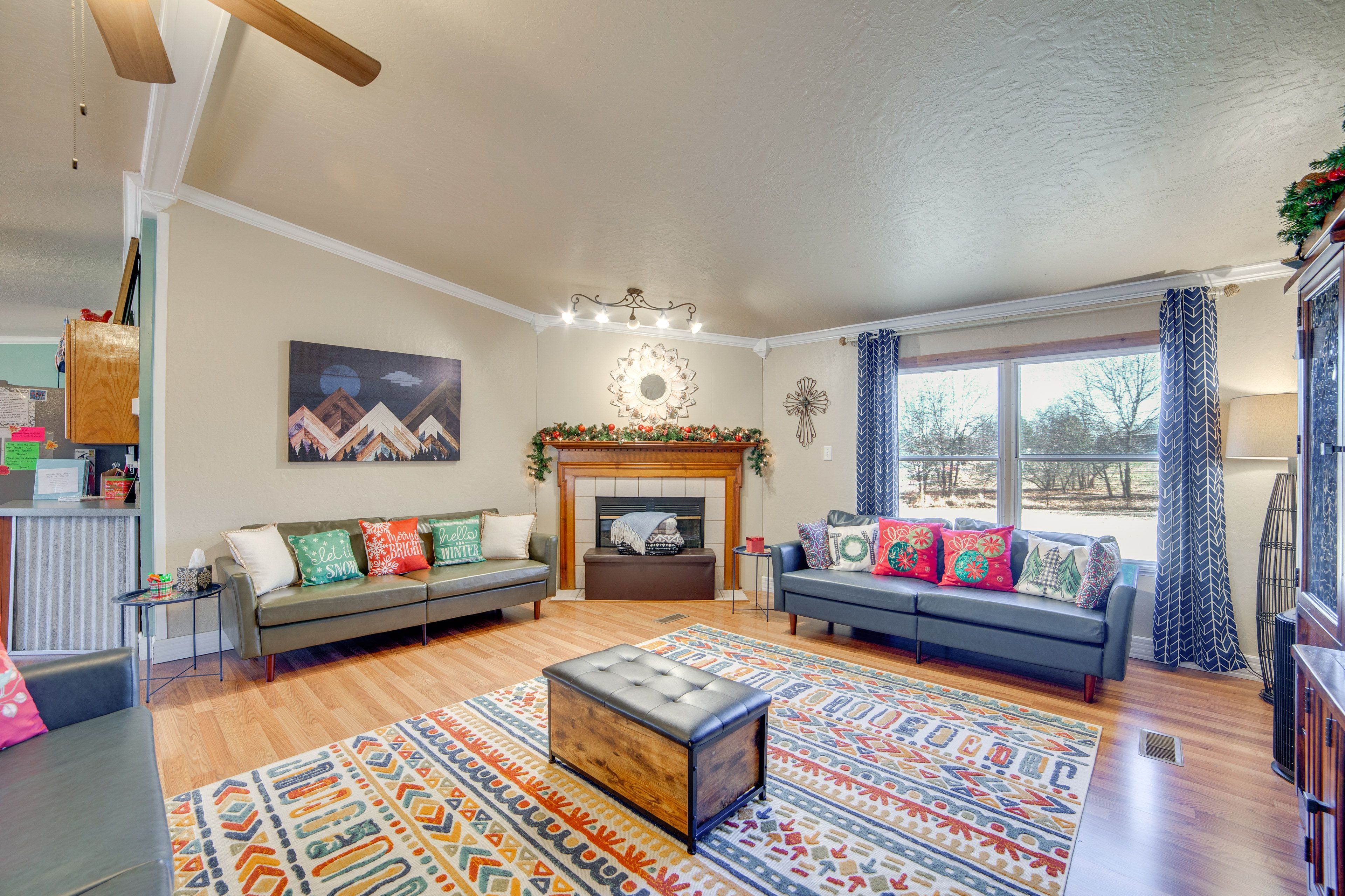 Living Room | Smart TV | Books/Board Games