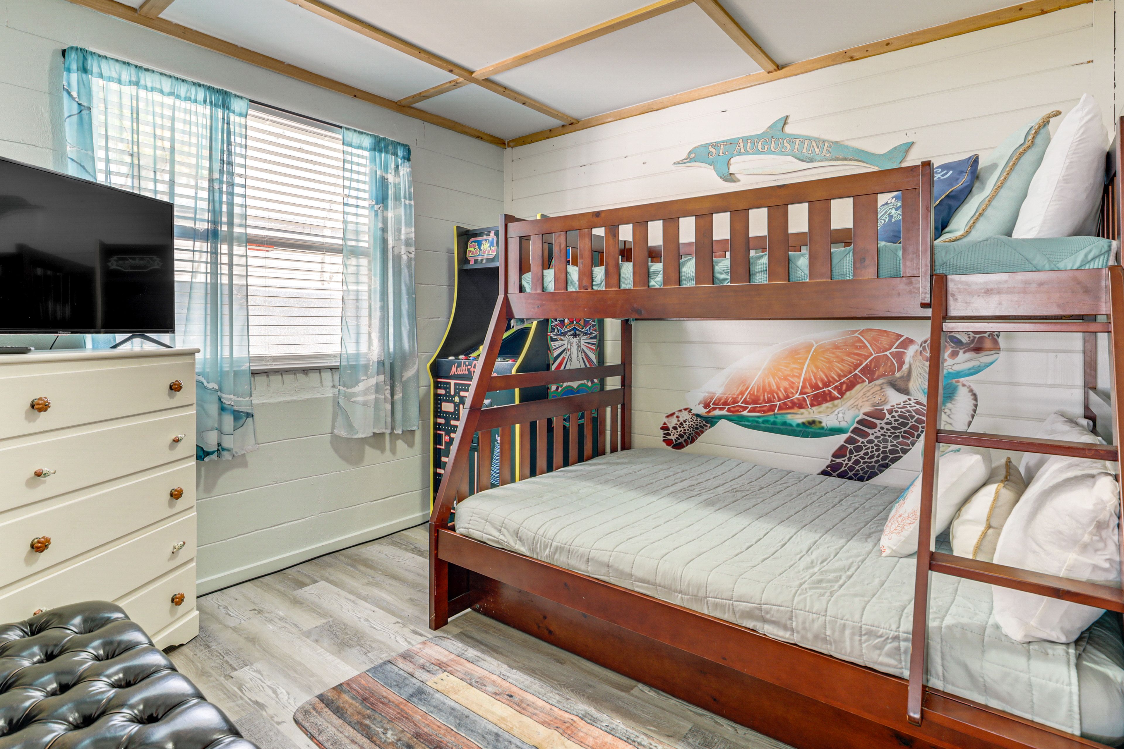 Bedroom 3 | Twin/Full Bunk Bed