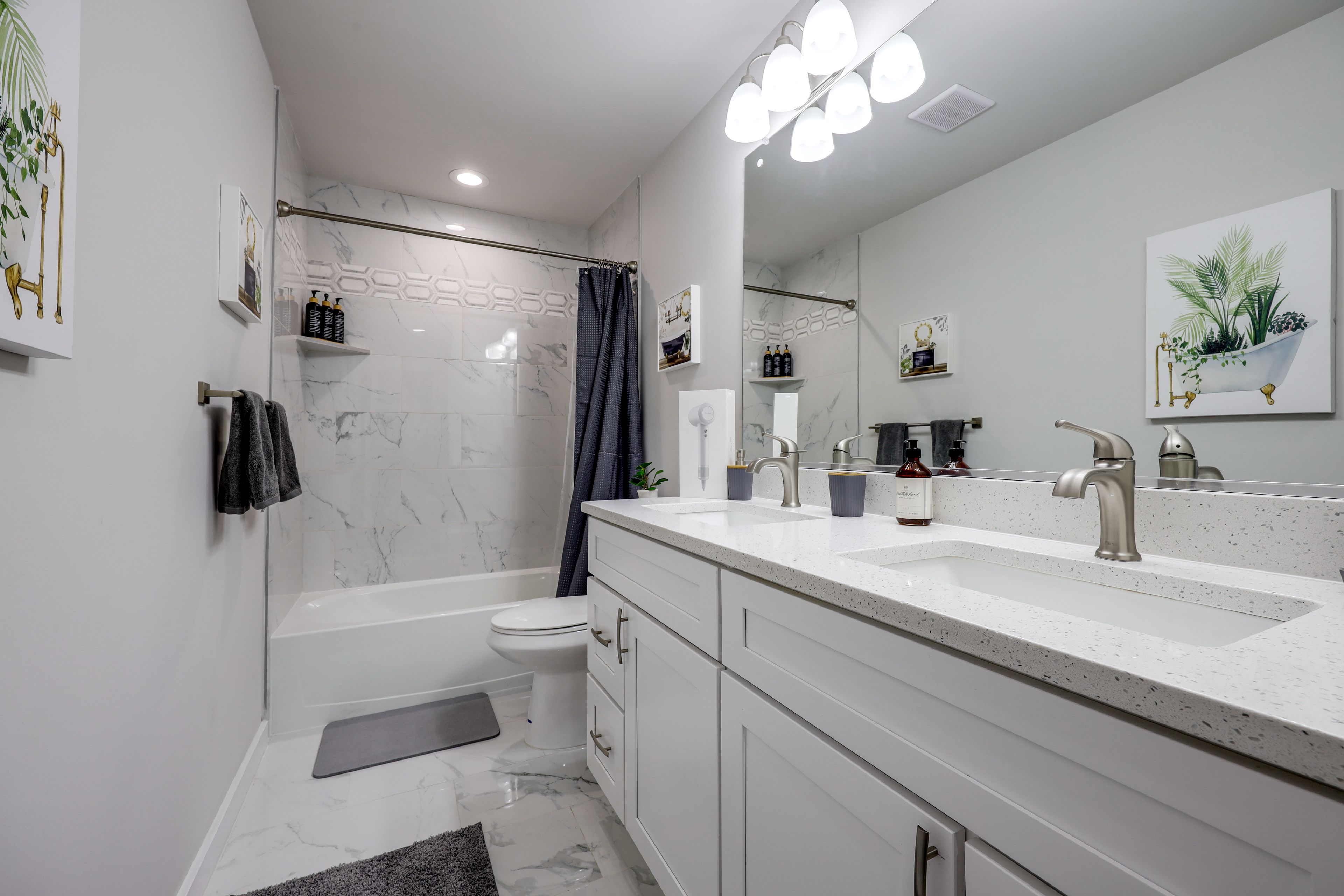 Full Bathroom | 2nd Floor | Complimentary Toiletries