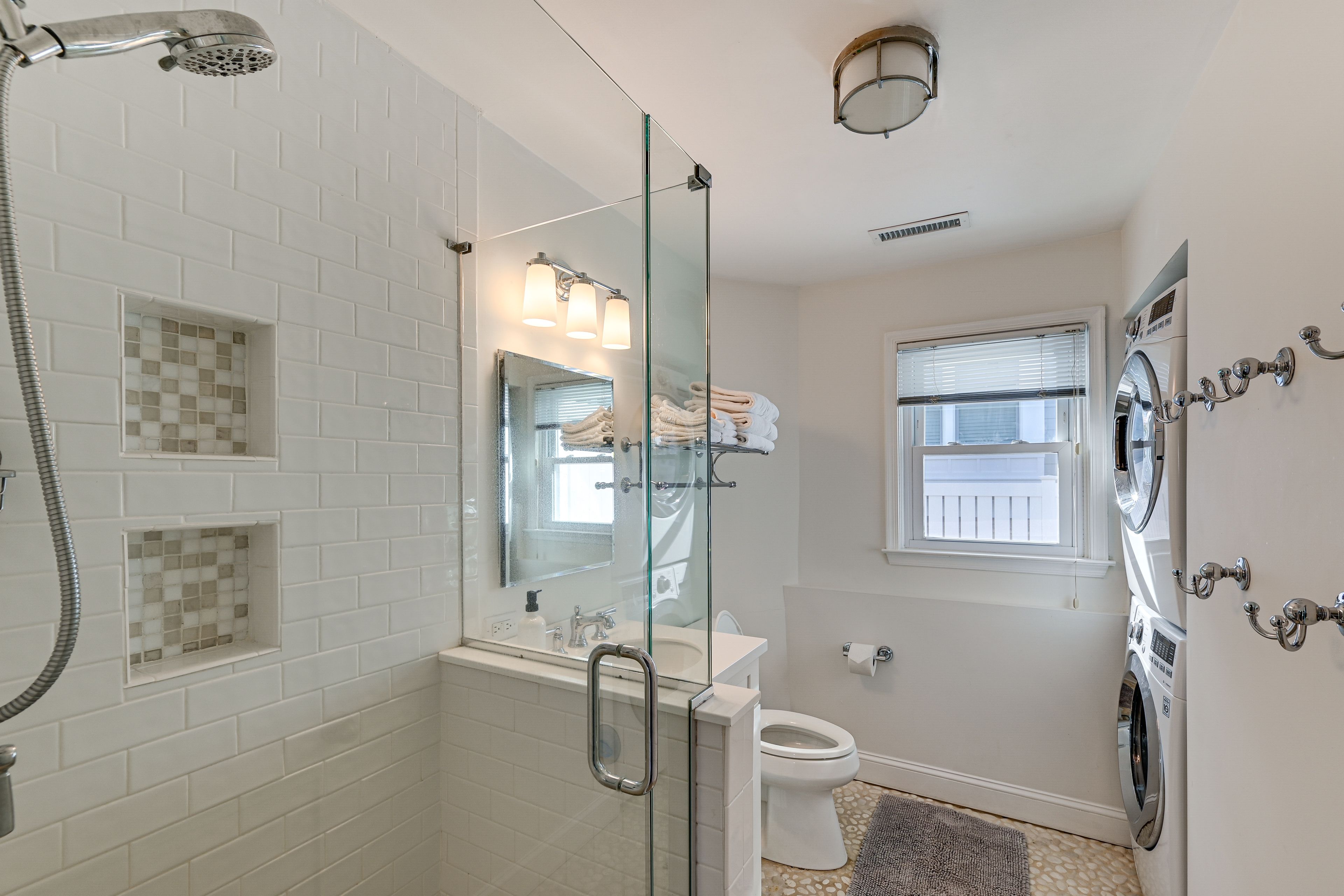 Full Bathroom | Towels Provided