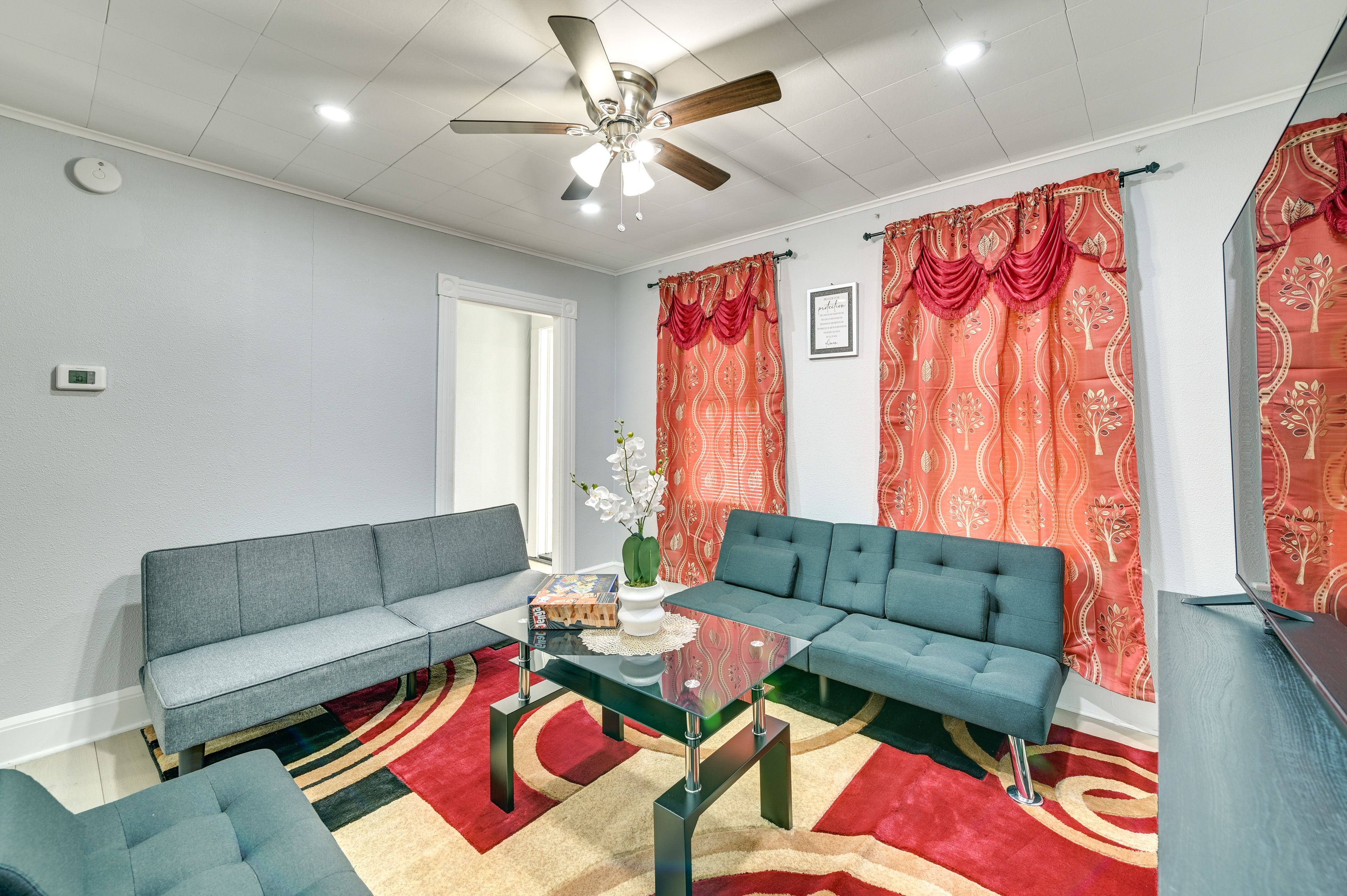 Living Room | 3 Full Futons | Free WiFi | Smart TV | Electric Fireplace