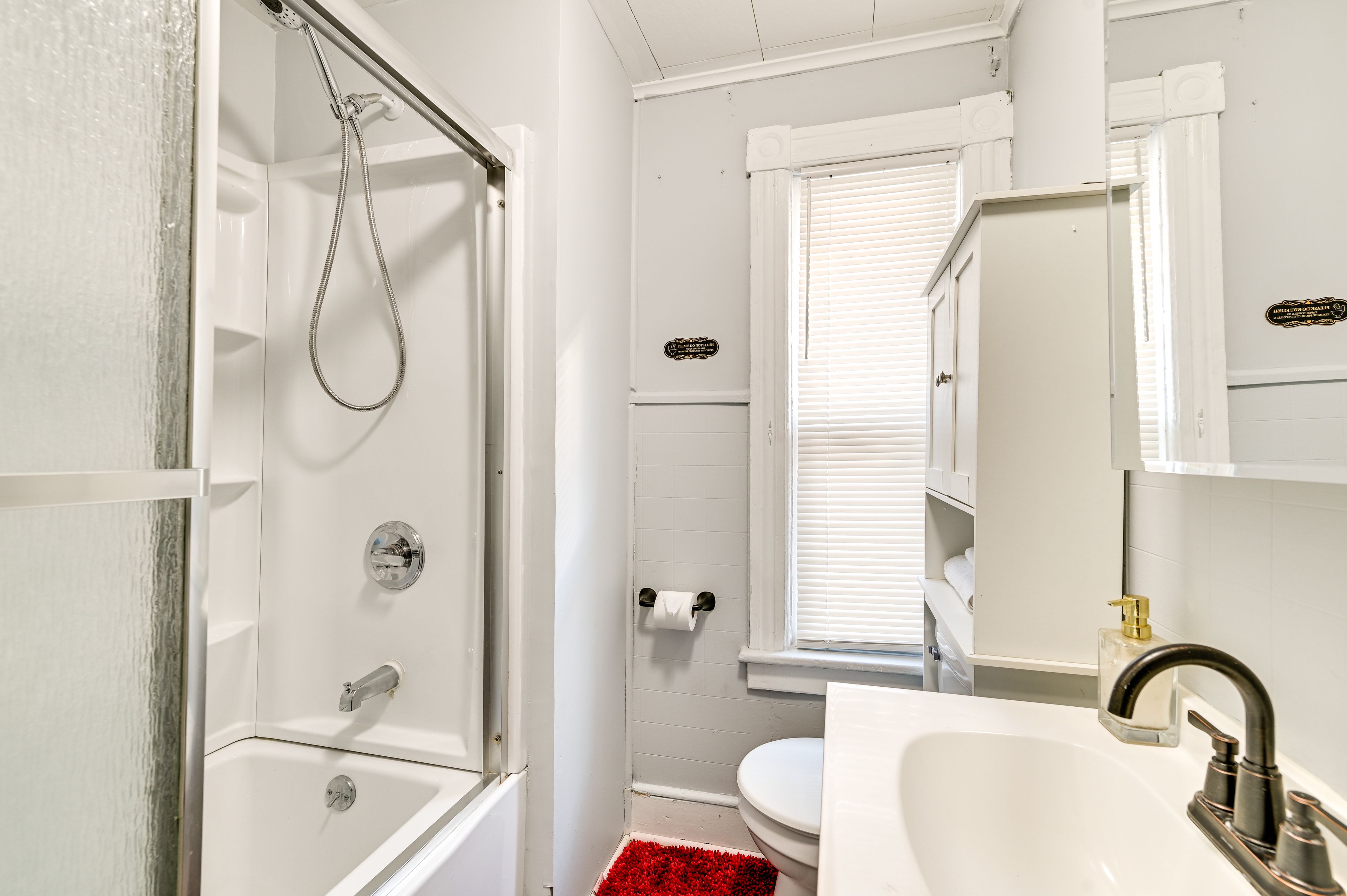 Full Bathroom | Towels Provided | Complimentary Toiletries