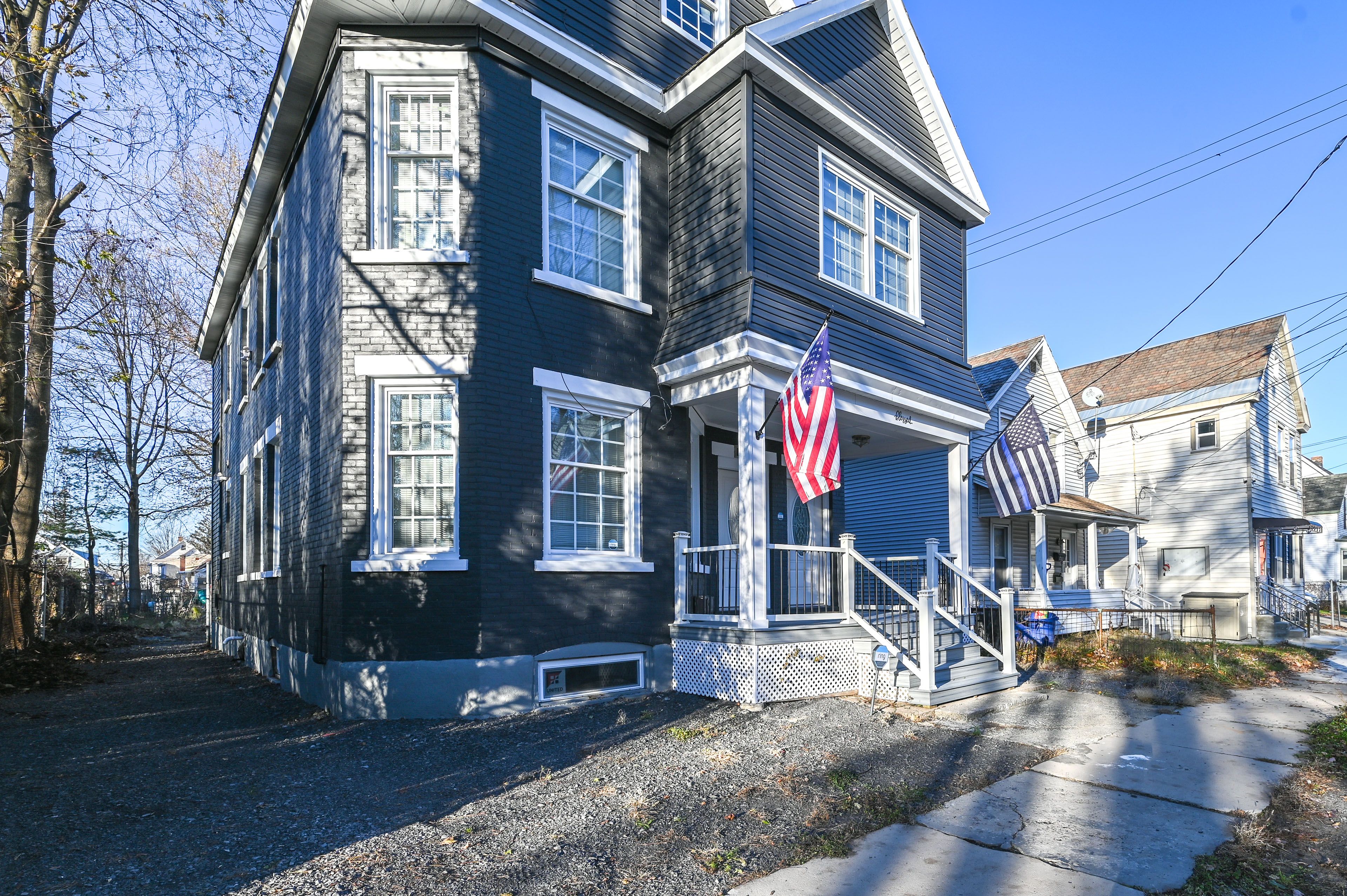 Exterior | 2nd-Floor Unit | 2 Mi to Proctors Theatre